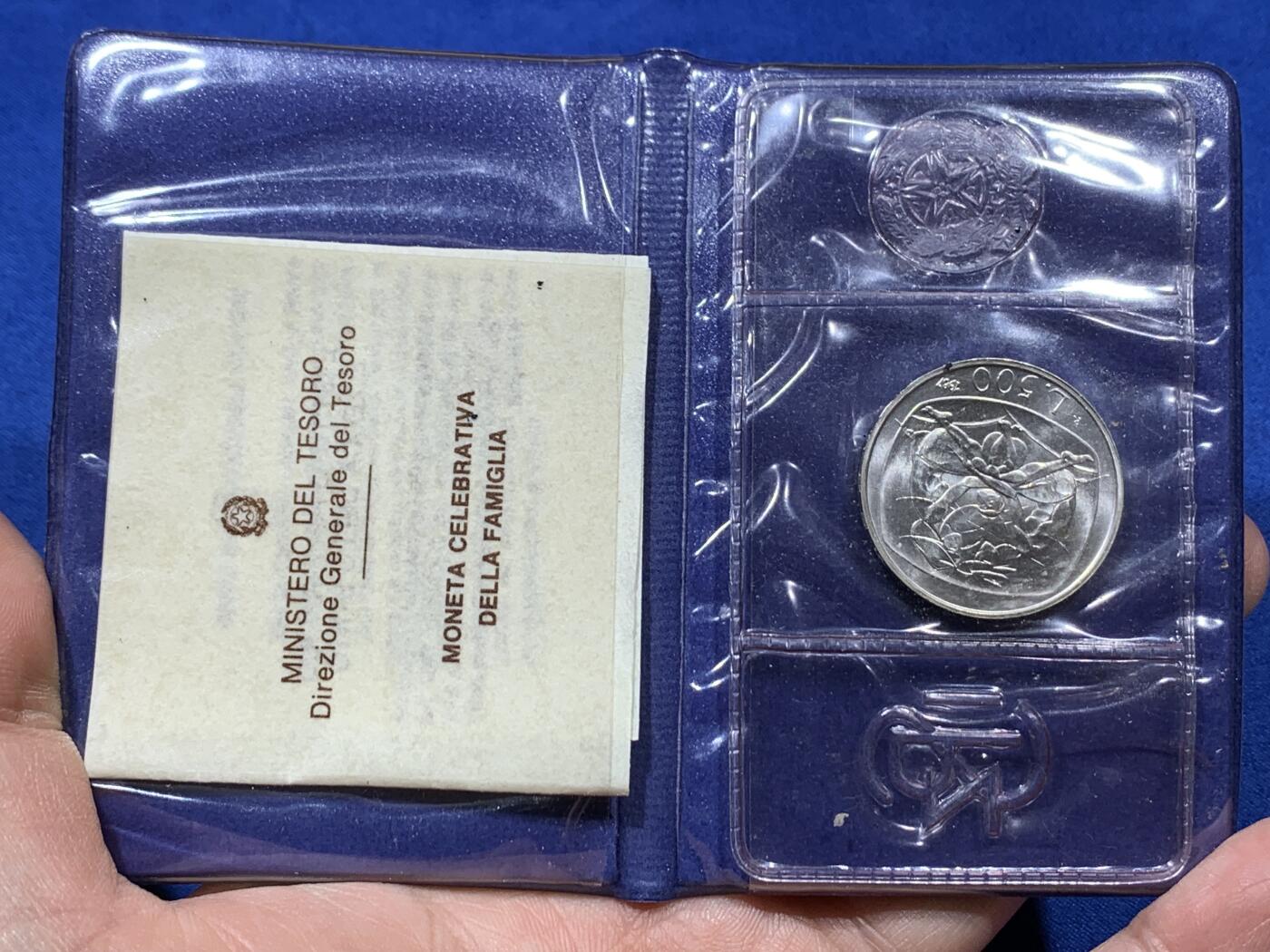 《竞宝斋》第360场 周日，周一  2场连拍 （全场包邮） 意大利 1987年 家庭日 500里拉 银币 原封装 带证书