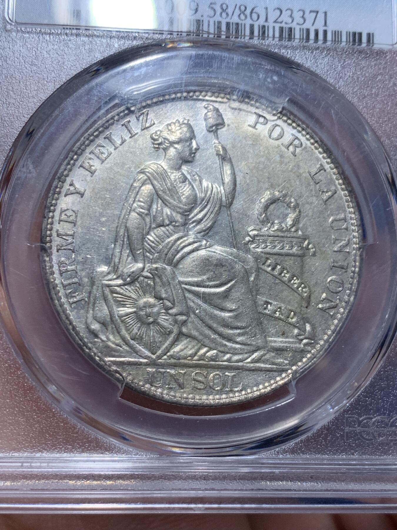 《竞宝斋》第360场 周日，周一  2场连拍 （全场包邮） PCGS AU58 秘鲁1915年坐人女神大银币，900高银版，镜面光感背带淡黄油光，状态很不错。