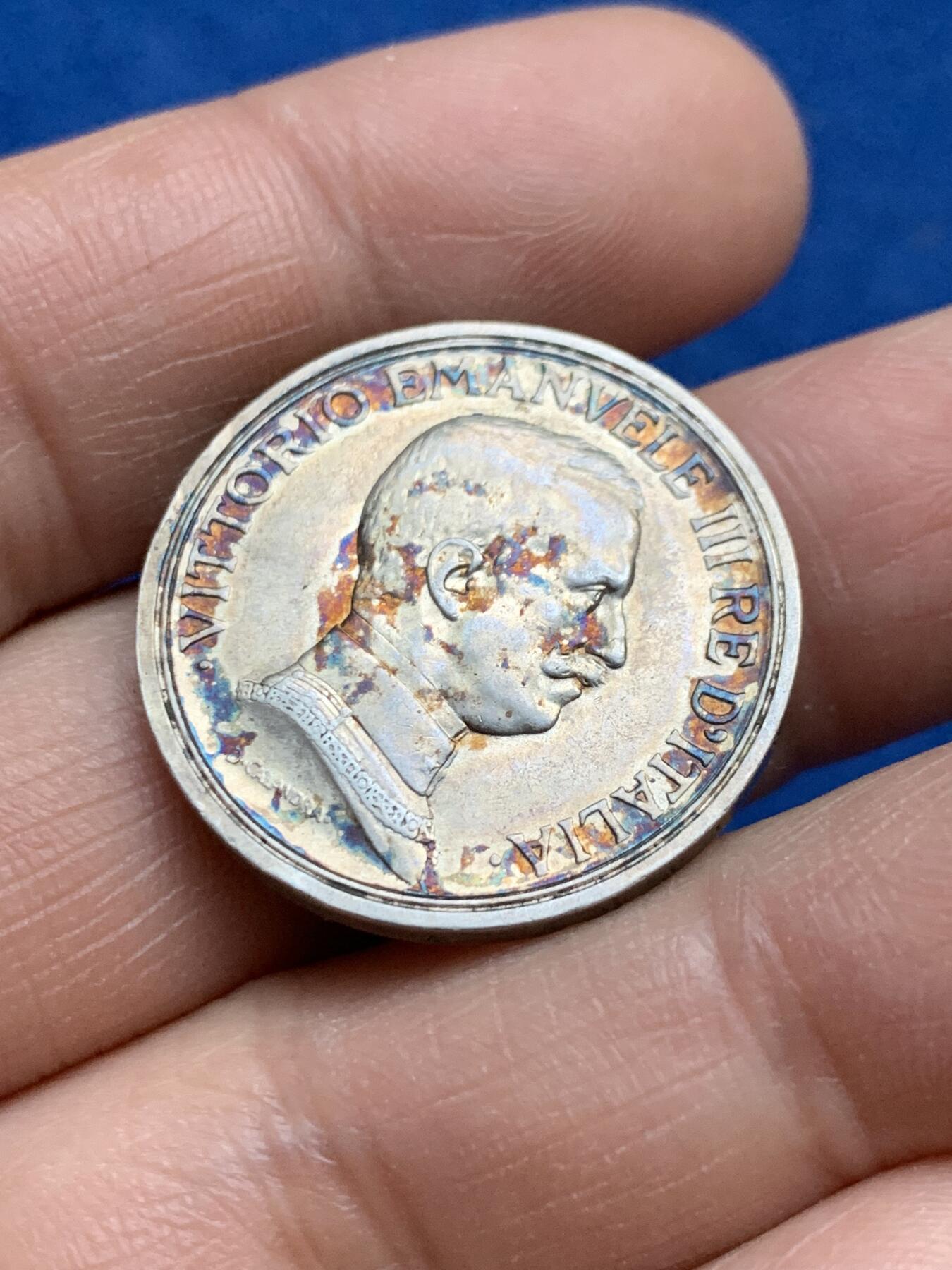 《竞宝斋》第360场 周日，周一  2场连拍 （全场包邮） 意大利1916年胜利女神马车2里拉银币，不是通货品相，特别是马车面品相好，经典设计