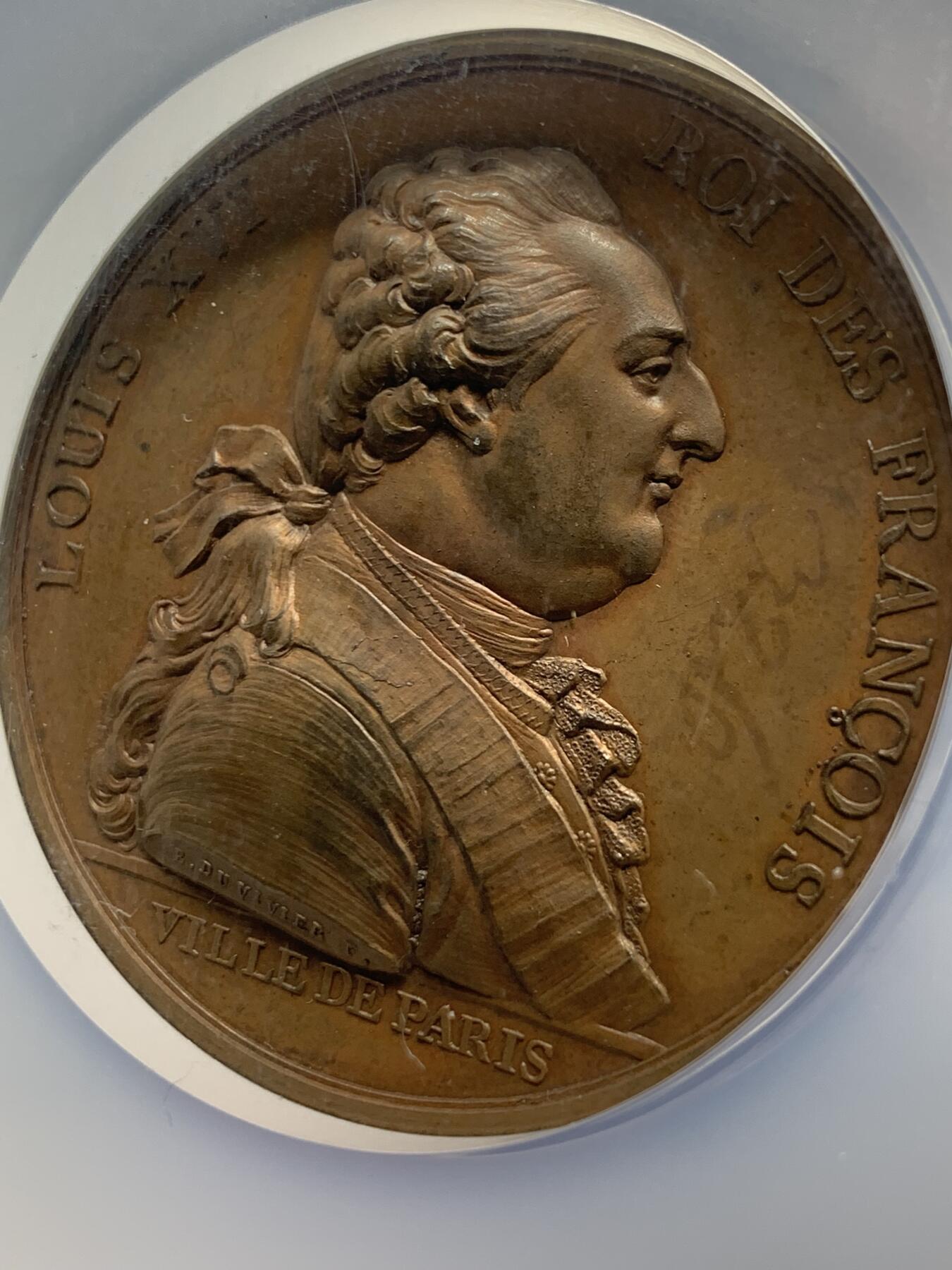 《竞宝斋》第360场 周日，周一  2场连拍 （全场包邮） NGC MS63BN 高分 1789年原铸，路易十六抵达巴黎(1789路易十六出逃事件），历史细节满满，不容错过的好章，值得收藏。正面图案路易十六半身像，签名：B.DUVIVIER.F。背面图案是路易十六全身像，紧随其后的是皇后玛丽-安托瓦内特牵着王太子的手，由巴黎领导人带往豪华酒店杜乐丽。