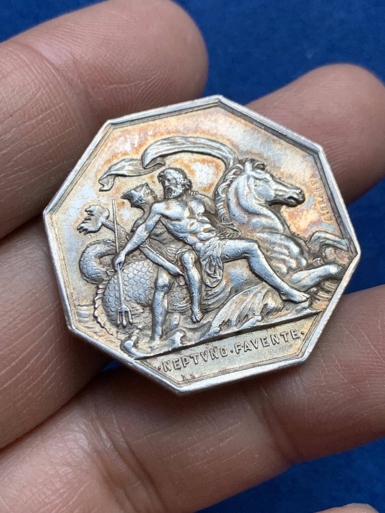 《竞宝斋》第360场 周日，周一  2场连拍 （全场包邮） 海神与墨丘利银质八角代币，八角里的名誉品，非常稀少，包浆好，状态好，永久保真，八角玩家不可或缺的品种。品相佳，带彩，带八角盒子，值得收藏。14.8克，32.6mm，手指银标。