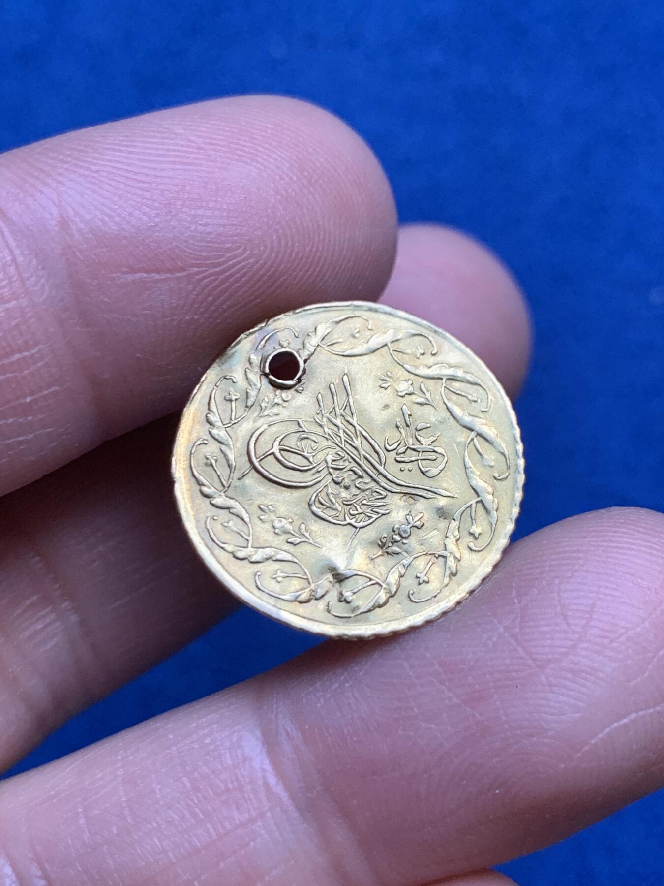 《竞宝斋》第360场 周日，周一  2场连拍 （全场包邮） 奥斯曼帝国1833年金币 重1.56克 有打孔