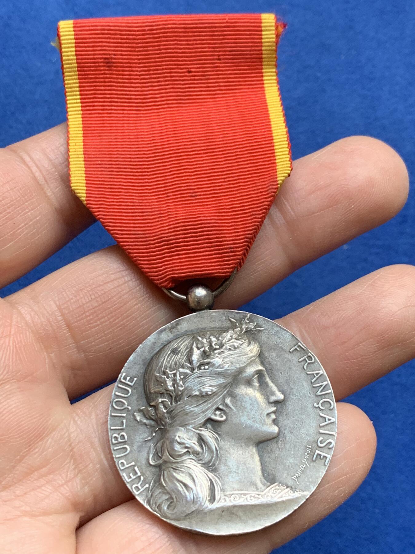 《竞宝斋》第360场 周日，周一  2场连拍 （全场包邮） 法国玛丽安娜纪念银章 950银，丰饶角，不含绶带23克。根据作者生卒推测为20世纪初的作品