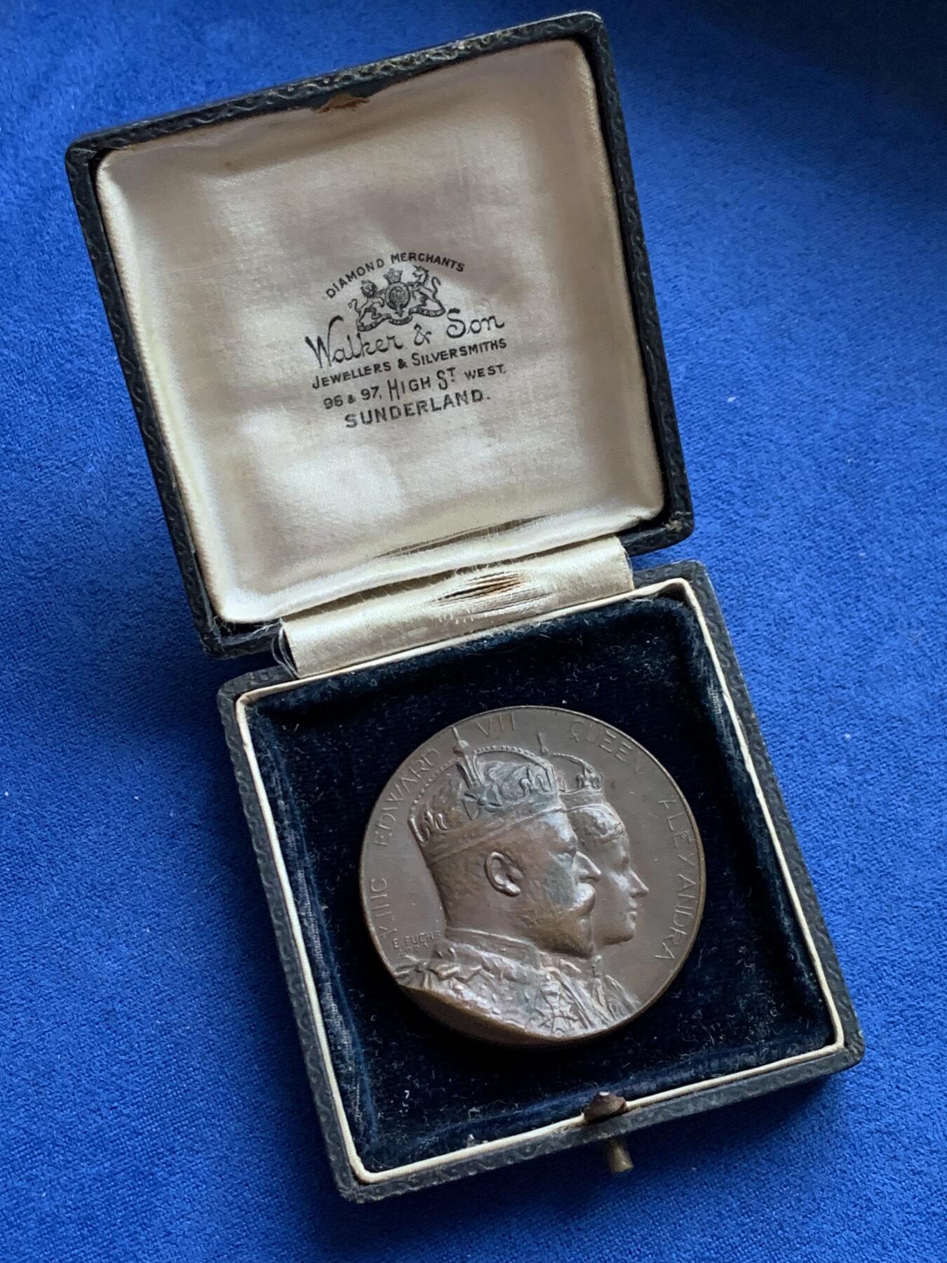 《竞宝斋》第360场 周日，周一  2场连拍 （全场包邮） 英国1902年爱德华七世加冕铜章 27.2克 38.8mm 带盒