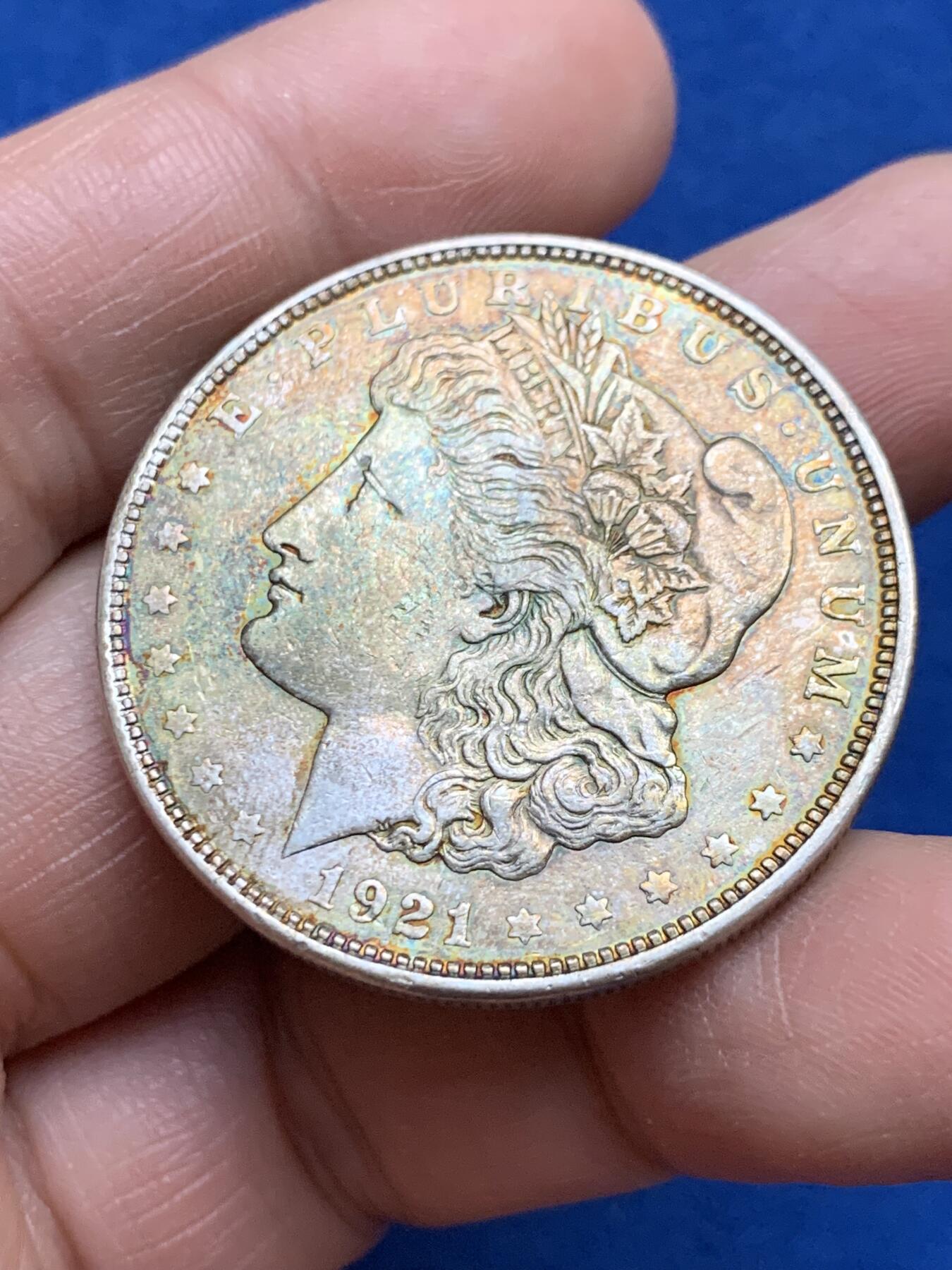 《竞宝斋》第360场 周日，周一  2场连拍 （全场包邮） 两枚一组 美国摩根1美元银币，味道都非常不错。一枚1921年的，惊艳的孔雀蓝和橙红色基底的五彩包浆；一枚1889的，金色五彩包浆。