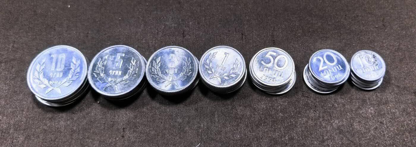 北京马甸外国币专卖第135期，外国币专场，陆续上拍，欢迎关注 亚美尼亚首版全新品相5套/