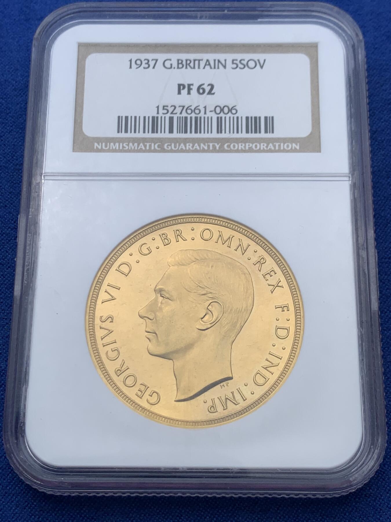 《竞宝斋》第360场 周日，周一  2场连拍 （全场包邮） NGC PF62 英国 1937年 乔治六世5索维林马剑金币 发行量5500枚的珍贵五镑 Gold (.9167) • 39.9 g 20年前的老N盒当时无CAMEO评分/严评 实物有良好的镜面效果 状态优异 HA给了UC描述 见最后一图原物记录