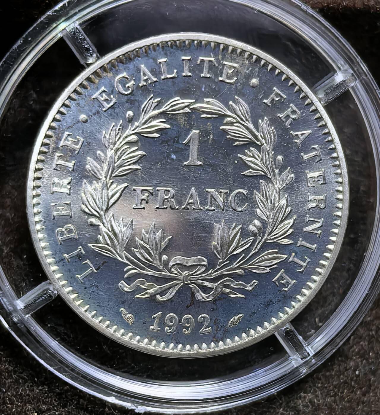 北京马甸外国币专卖第135期，外国币专场，陆续上拍，欢迎关注 1992年法国加厚半盎司银币，有盒无证