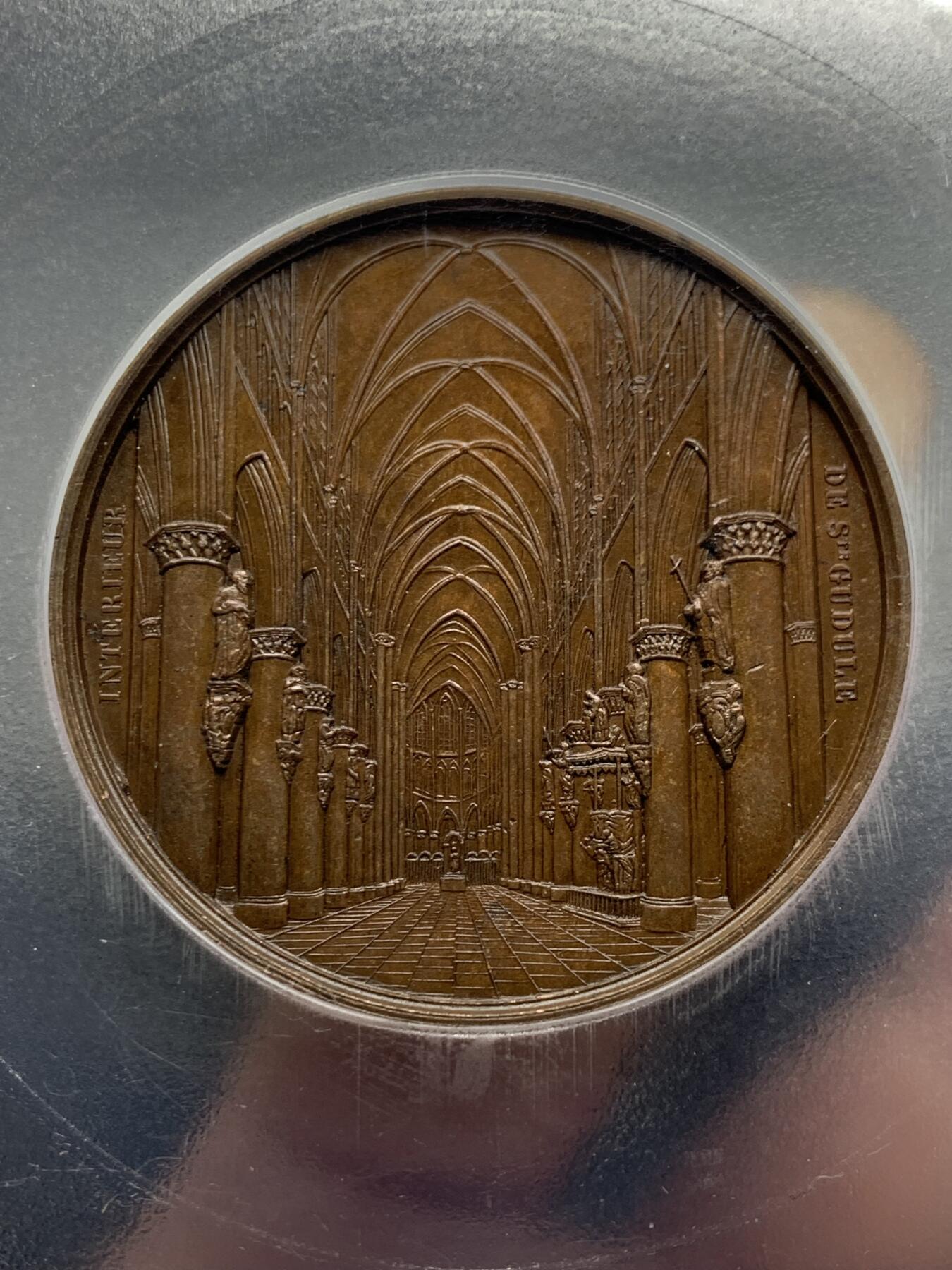 《竞宝斋》第360场 周日，周一  2场连拍 （全场包邮） PCGS SP63 比利时1845年布鲁塞尔圣米歇尔及圣古都勒大教堂纪念大铜章，高浮雕教堂细节极好，PCGS大盒封装。