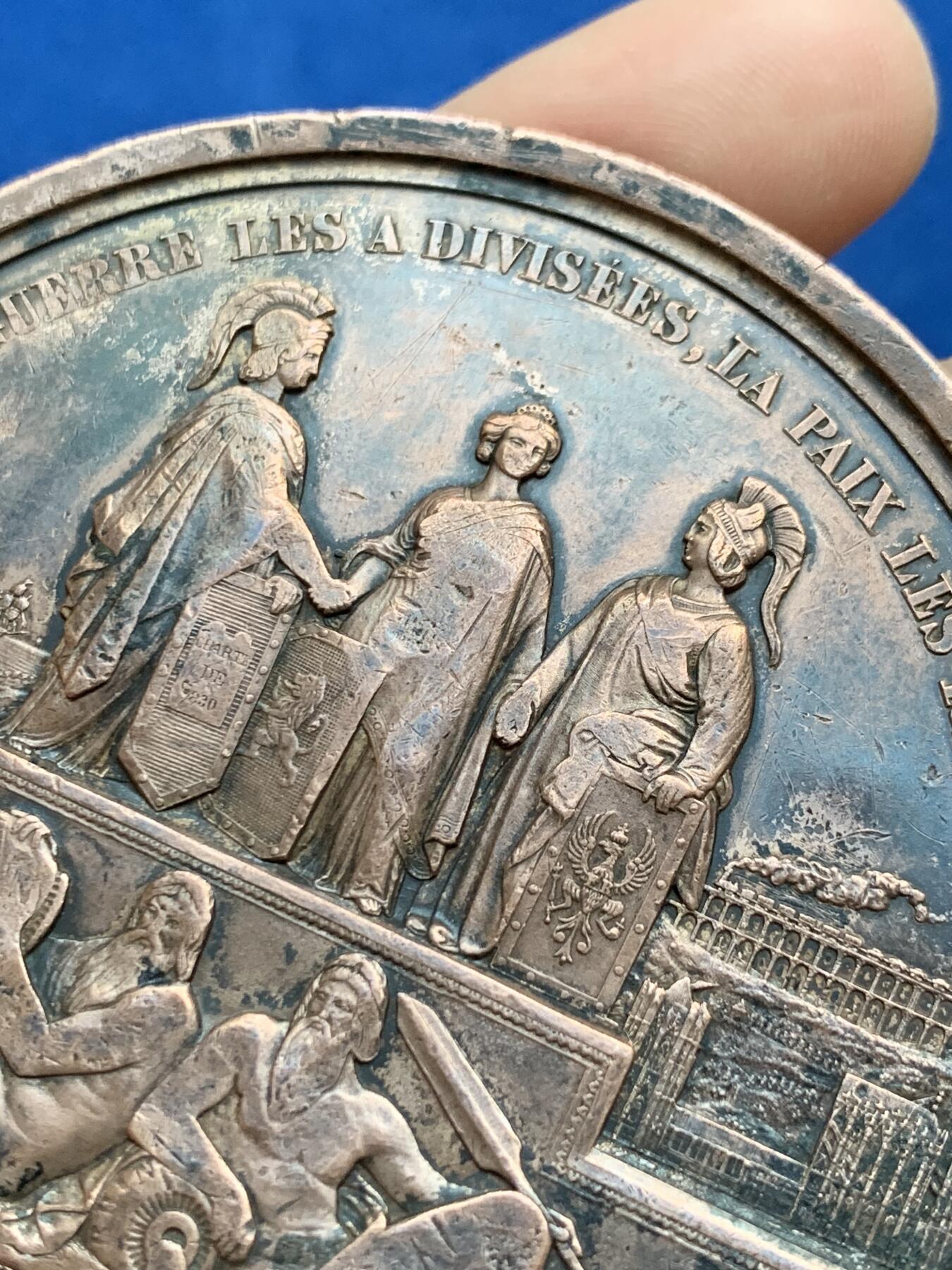 《竞宝斋》第360场 周日，周一  2场连拍 （全场包邮） 比利时王国1843年铁路开通纪念铜章，1843年（MDCCCXLIII）为纪念韦尔维耶至亚琛铁路开通而铸造发行的铜章，红铜材质，尺寸大而厚重，数据约为：72*7.5毫米，223.5克。正面：比利时第一代国王利奥波德一世。背面：手持盾牌象征“比法德”三国的希腊化女神像，下方2位手持酒罐和羽毛的希腊化男神像，两侧为商业之神墨丘利的双蛇权杖，背景图为火车通过的景观图。上方铭文大意“战争使人离散，和平让人