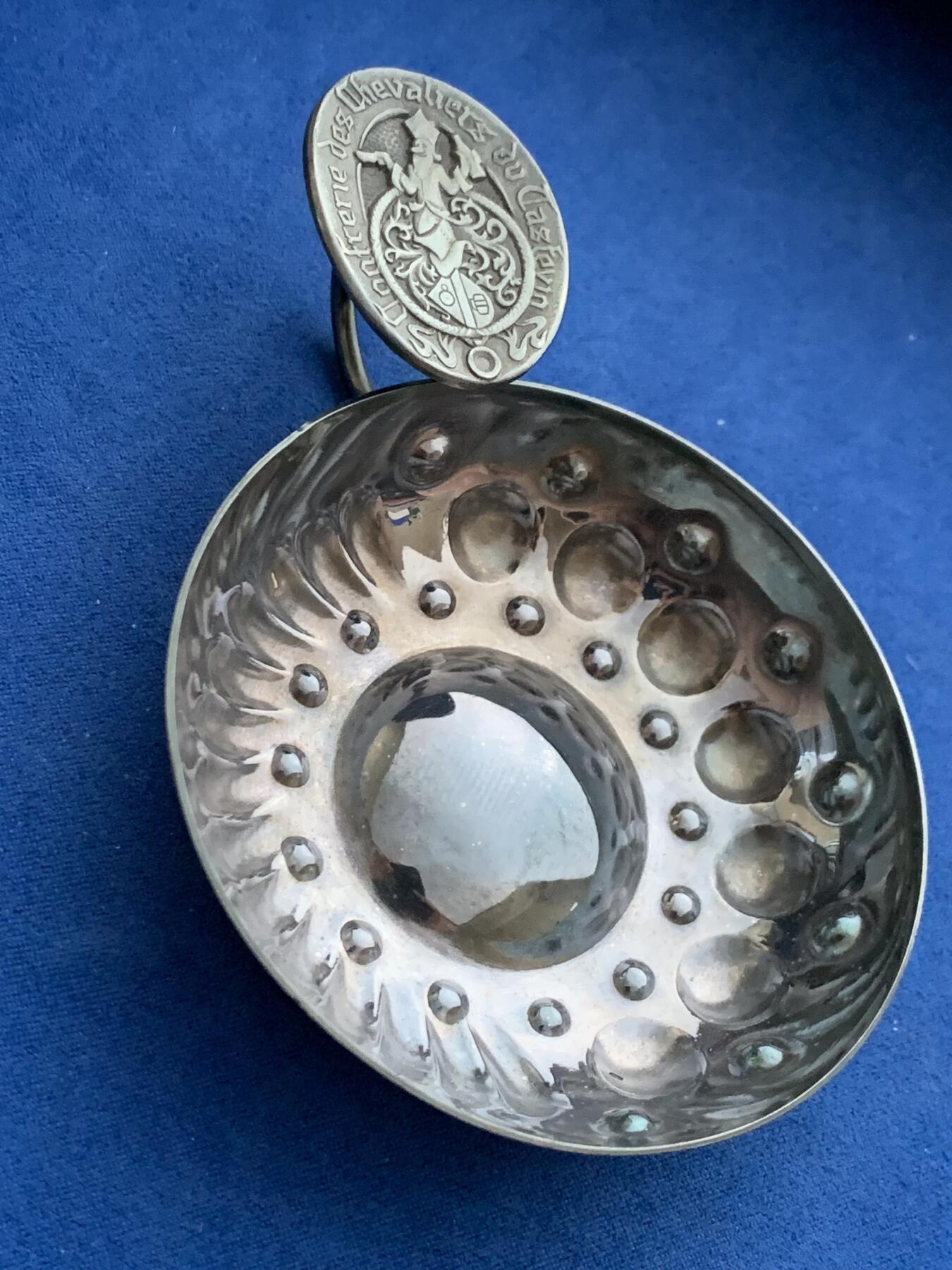 《竞宝斋》第360场 周日，周一  2场连拍 （全场包邮） 法国20世纪初葡萄酒银器，银制带标，自然氧化彩，整体做工精美无损，尺寸12cmx8.3cm，重量65克，把手带哥特体文字和人物图案少见。