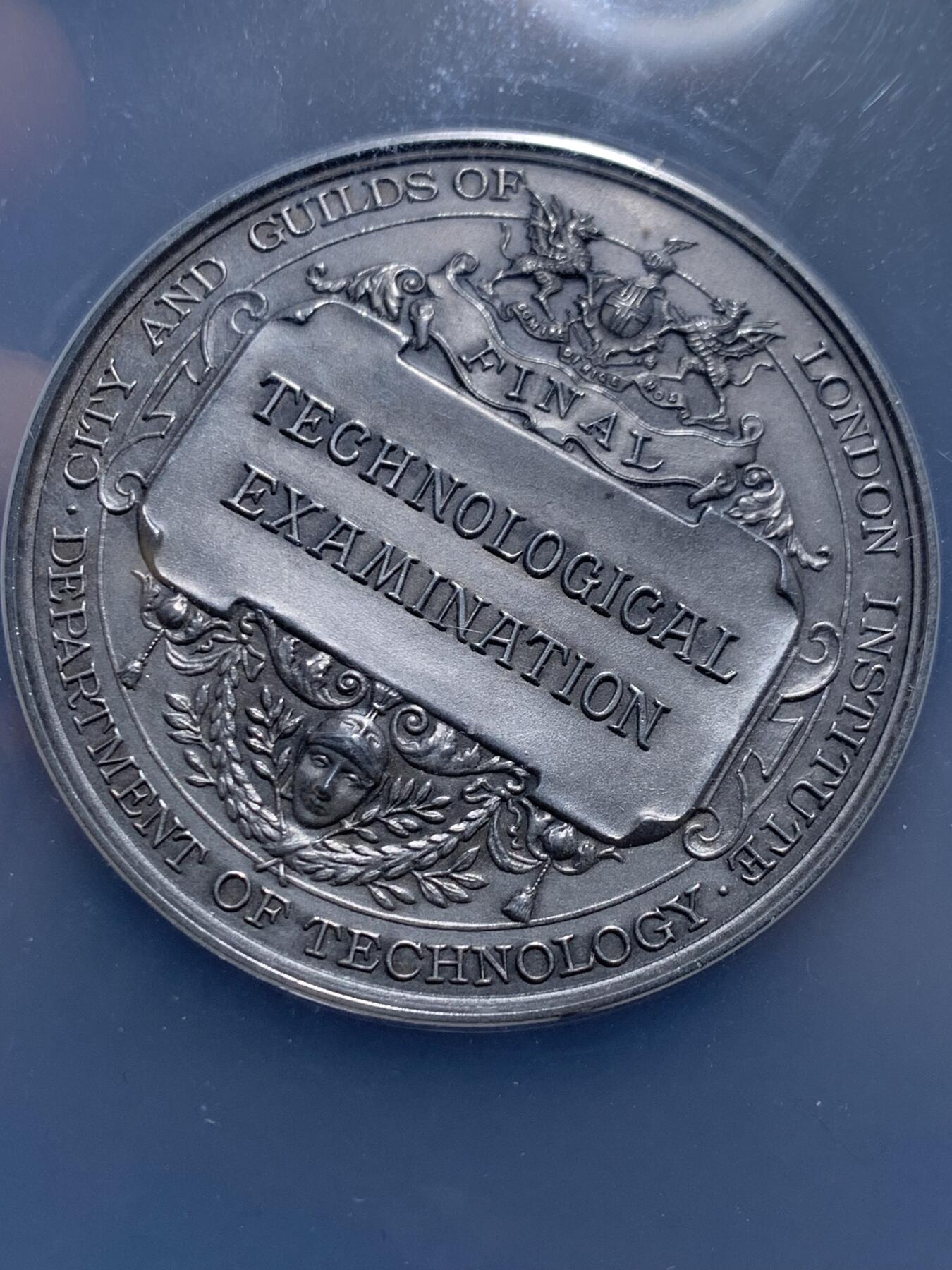 《竞宝斋》第360场 周日，周一  2场连拍 （全场包邮） NGC MS63 英国1947年伦敦城市考试获奖纪念大银章，大盒封装。