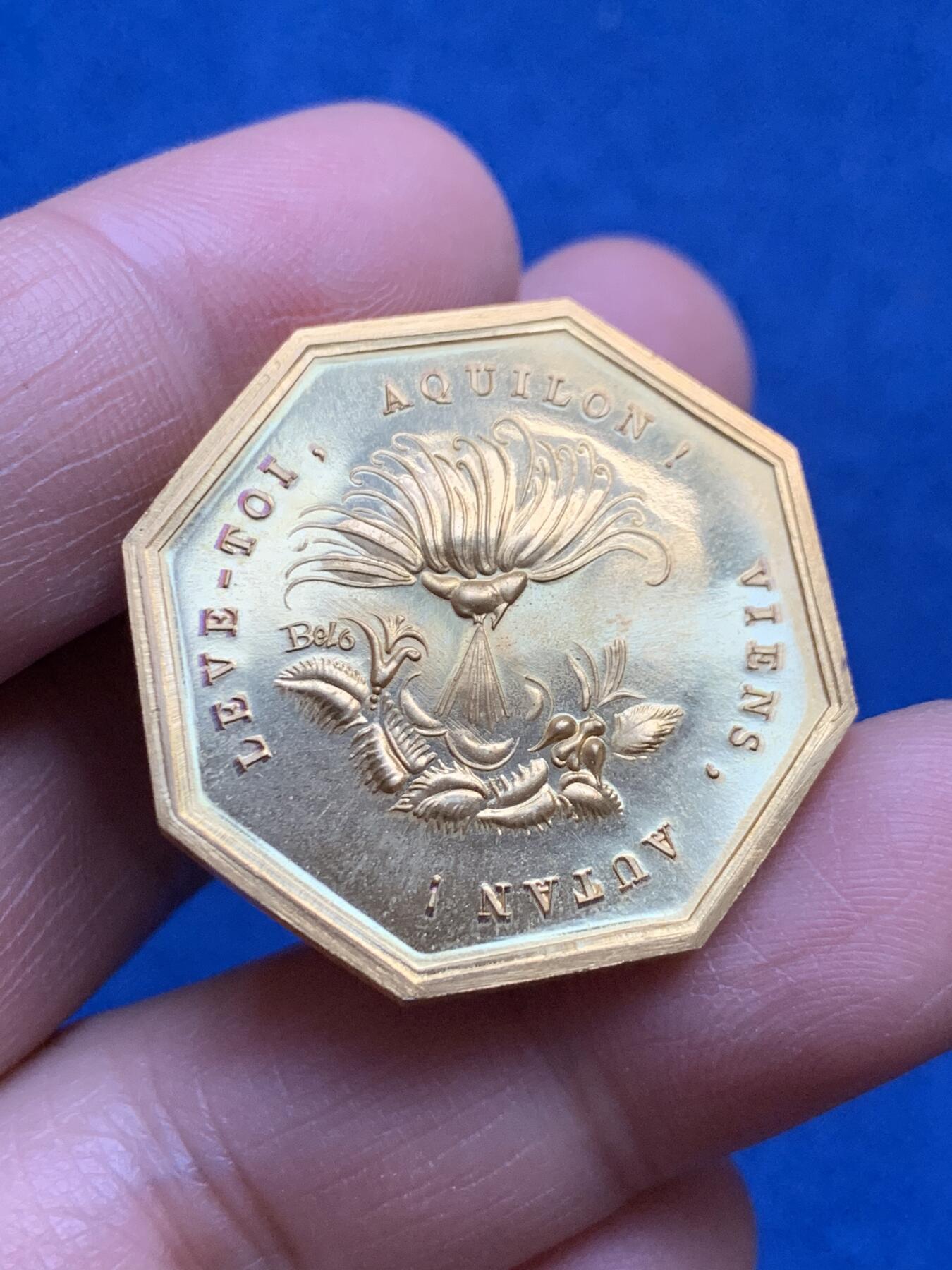 《竞宝斋》第360场 周日，周一  2场连拍 （全场包邮） 法国风吹草动八角镀金铜章 来吧，狂风！12.4克 31.5mm 丰饶角铜标