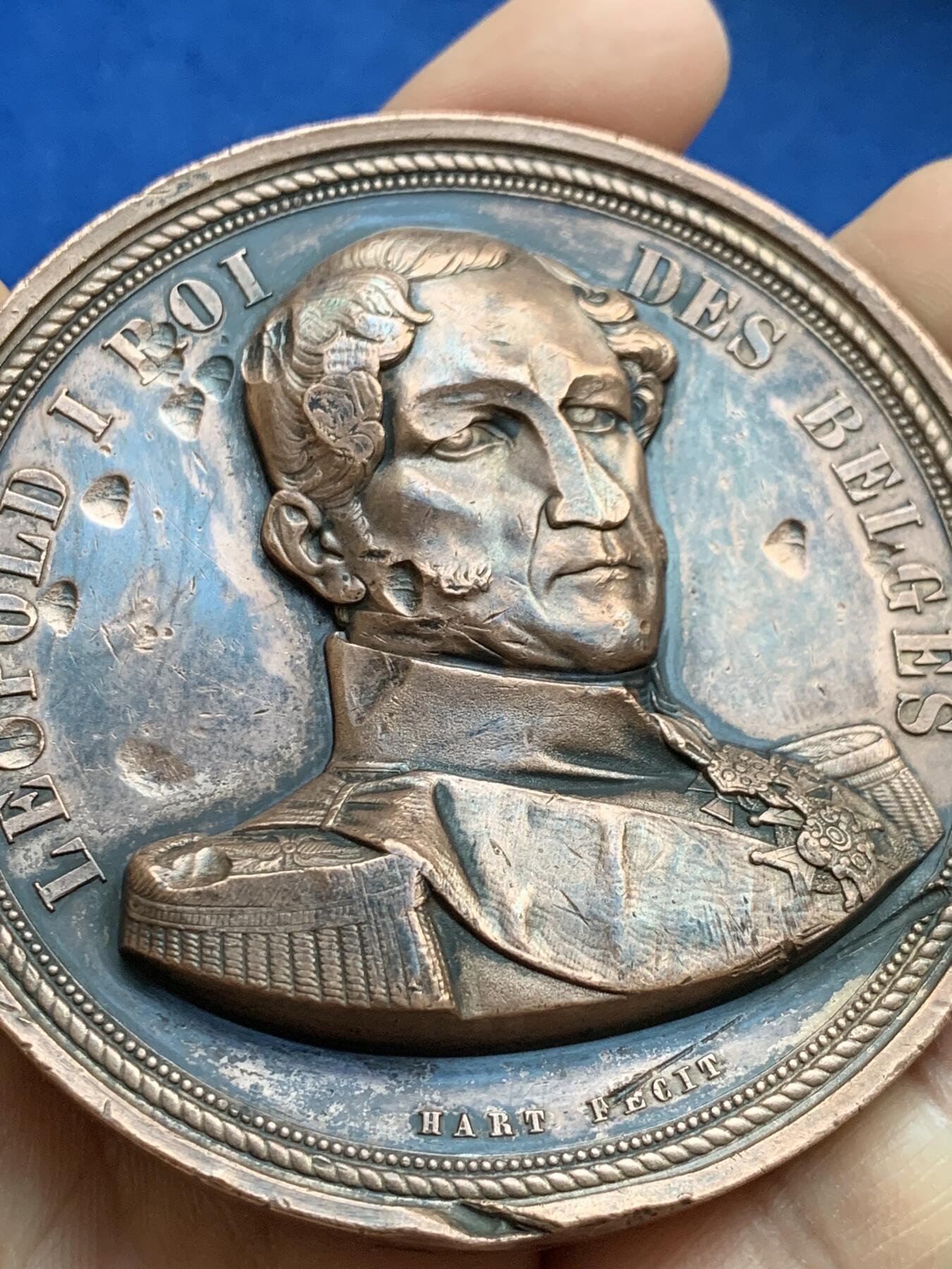 《竞宝斋》第360场 周日，周一  2场连拍 （全场包邮） 比利时王国1843年铁路开通纪念铜章，1843年（MDCCCXLIII）为纪念韦尔维耶至亚琛铁路开通而铸造发行的铜章，红铜材质，尺寸大而厚重，数据约为：72*7.5毫米，223.5克。正面：比利时第一代国王利奥波德一世。背面：手持盾牌象征“比法德”三国的希腊化女神像，下方2位手持酒罐和羽毛的希腊化男神像，两侧为商业之神墨丘利的双蛇权杖，背景图为火车通过的景观图。上方铭文大意“战争使人离散，和平让人