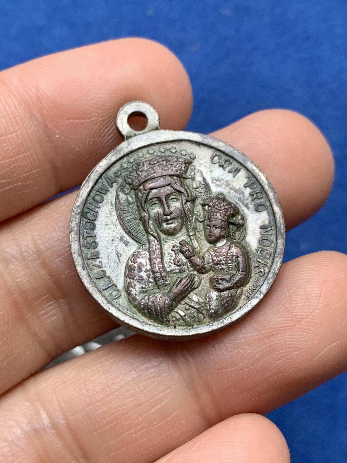 《竞宝斋》第360场 周日，周一  2场连拍 （全场包邮） 四枚一组 教皇纪念章吊坠 其中1枚背面玻璃里面有一块布 可能是教皇的恩赐 最大的1枚35mm