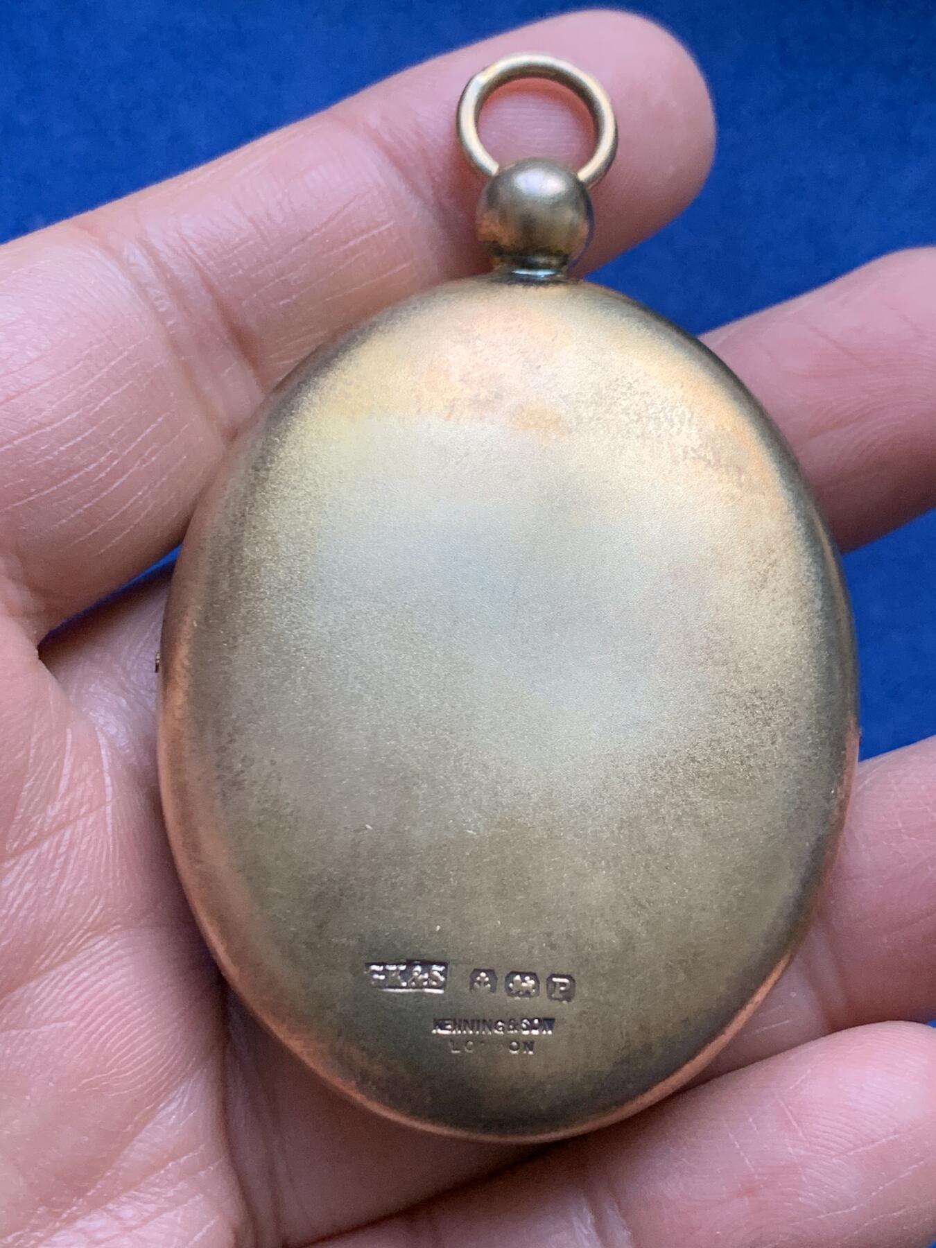 《竞宝斋》第360场 周日，周一  2场连拍 （全场包邮） 英国共济会大区会长高等级大银章，银制镀金极品五彩，背带多种标，人工蓝宝石珐琅保存得非常好，重量46.7克，官方伦敦原盒内带获得者姓名+2491编号。