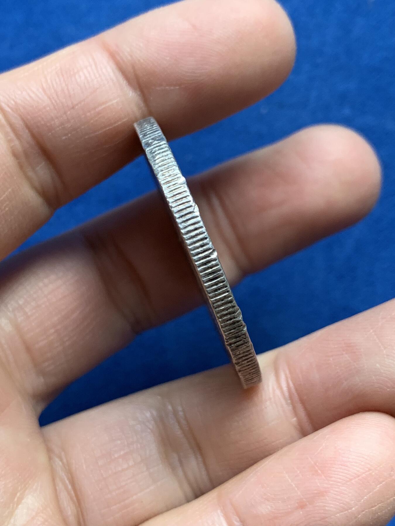 《竞宝斋》第360场 周日，周一  2场连拍 （全场包邮） 美国 1904年 O版 1美元 摩根银币 淡彩 自然生成的金彩很难得 增加美感又不掩盖底板的转光