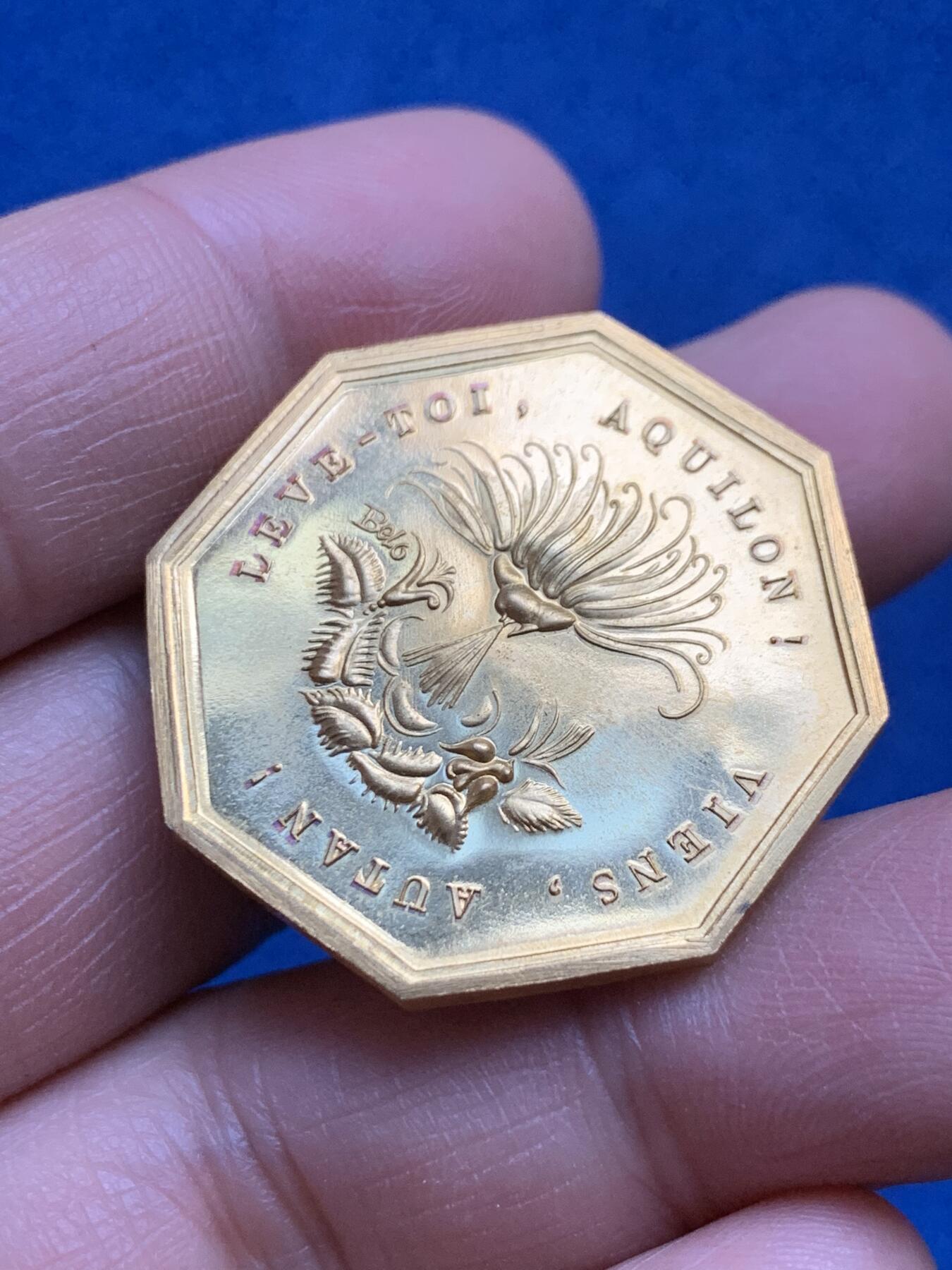 《竞宝斋》第360场 周日，周一  2场连拍 （全场包邮） 法国风吹草动八角镀金铜章 来吧，狂风！12.4克 31.5mm 丰饶角铜标