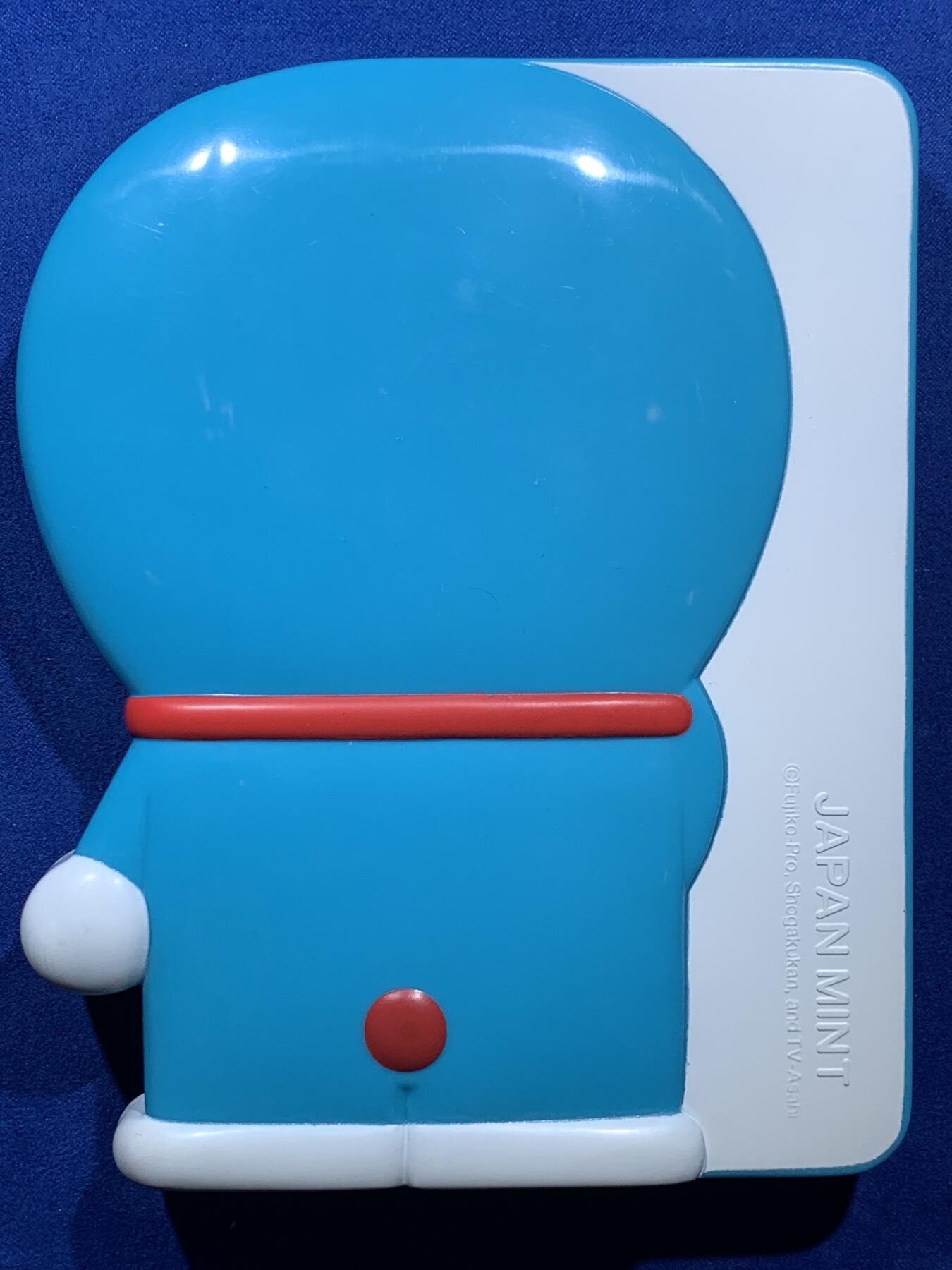 《竞宝斋》第360场 周日，周一  2场连拍 （全场包邮） 日本2005年哆啦A梦诞生35周年纪念套币 八音盒造型装上电池就可以播放主题曲 满满的回忆杀