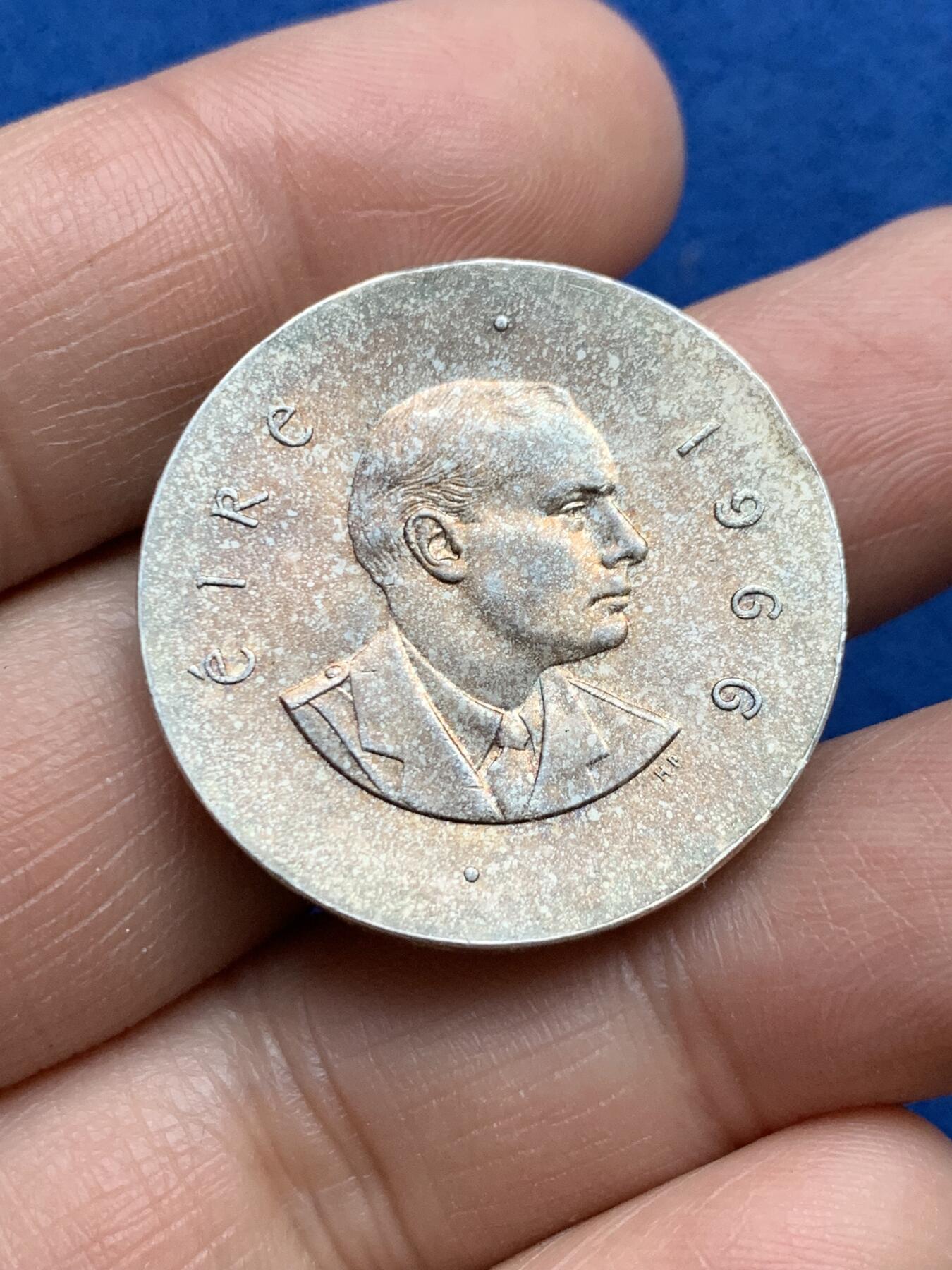 《竞宝斋》第360场 周日，周一  2场连拍 （全场包邮） 五彩 爱尔兰 1966年 10先令 复活节起义纪念银币 少见的厚实高浮雕工艺银币 自然生成的洒金彩特别好看 细节见图