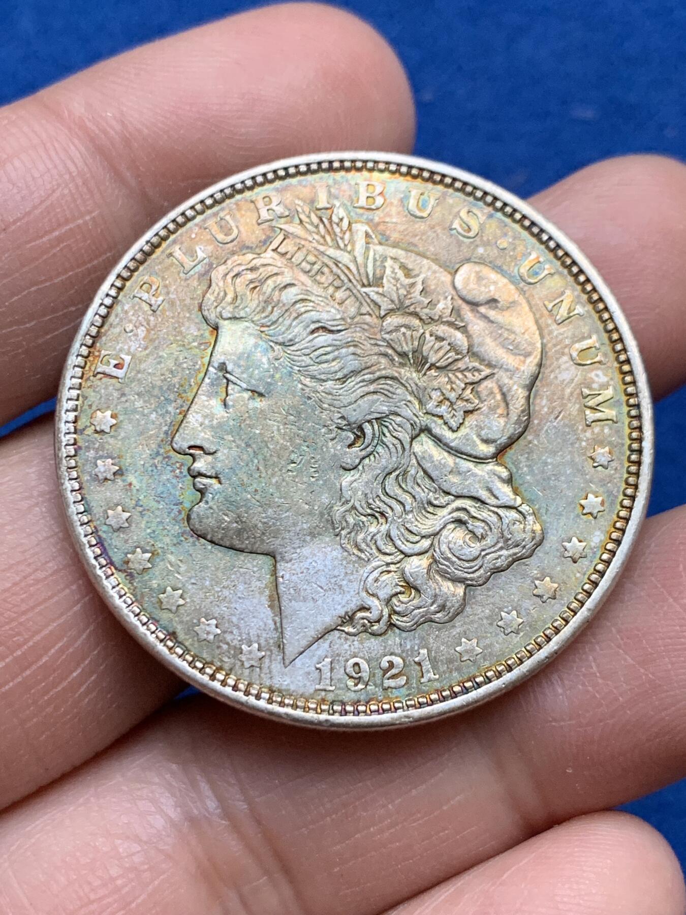 《竞宝斋》第360场 周日，周一  2场连拍 （全场包邮） 两枚一组 美国摩根1美元银币，味道都非常不错。一枚1921年的，惊艳的孔雀蓝和橙红色基底的五彩包浆；一枚1889的，金色五彩包浆。