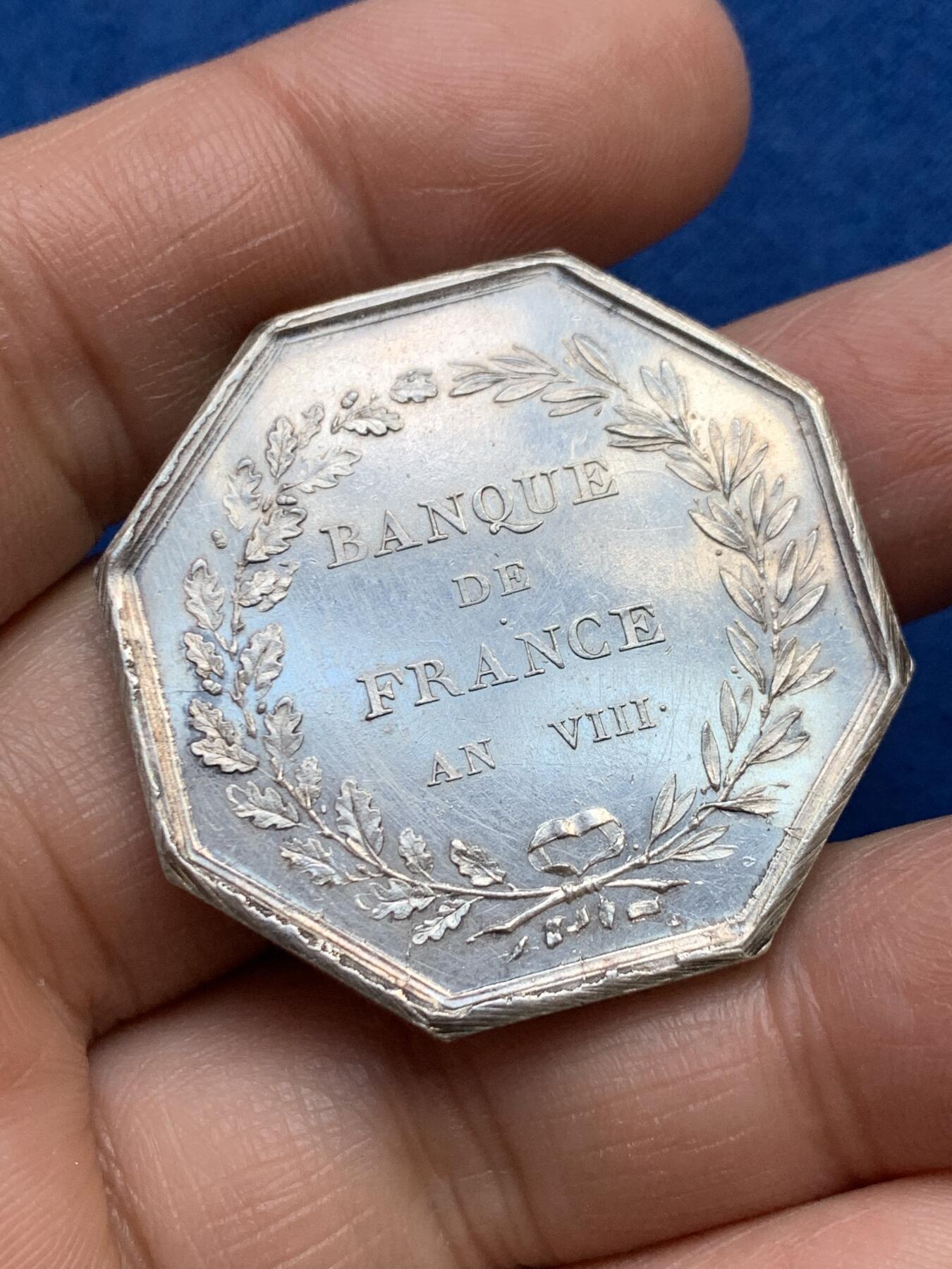 《竞宝斋》第360场 周日，周一  2场连拍 （全场包邮） 早期法兰西银行八角银代币，手指边铭银标，24.9g，36.1mm，细节见图。