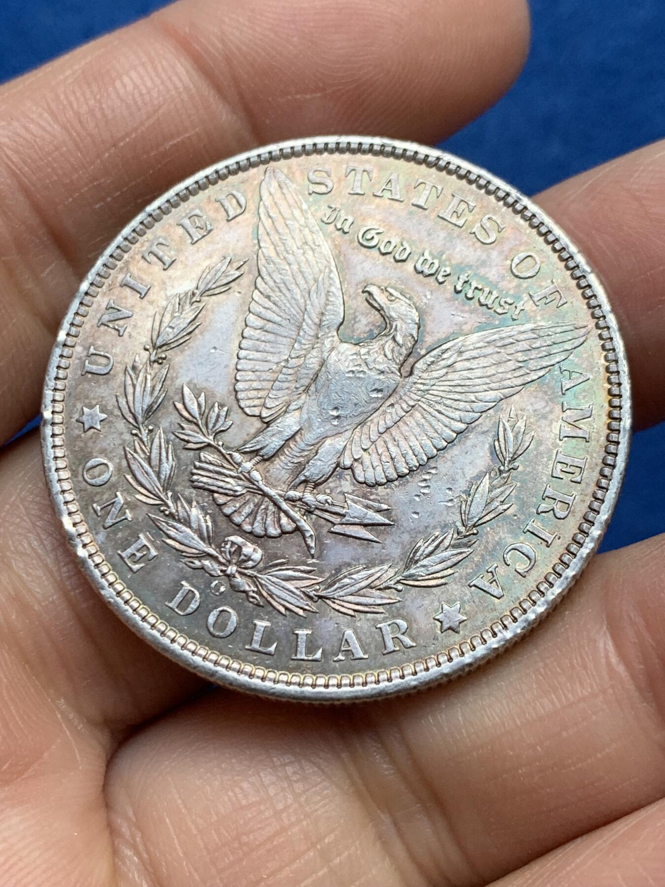 《竞宝斋》第360场 周日，周一  2场连拍 （全场包邮） 美国 1904年 O版 1美元 摩根银币 淡彩 自然生成的金彩很难得 增加美感又不掩盖底板的转光