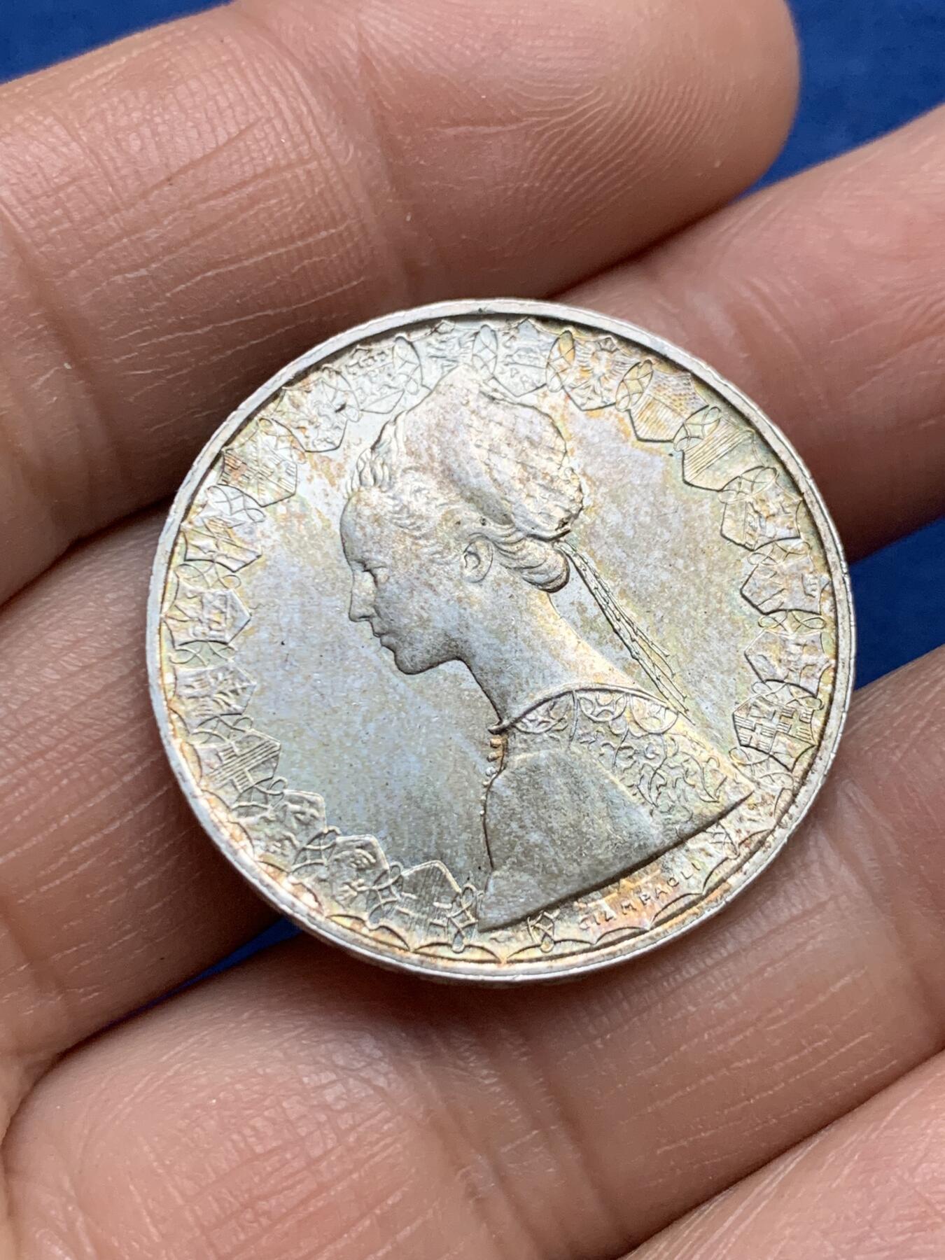 《竞宝斋》第360场 周日，周一  2场连拍 （全场包邮） 意大利1960年帆船少女500里拉银币 细节极好 淡彩包浆