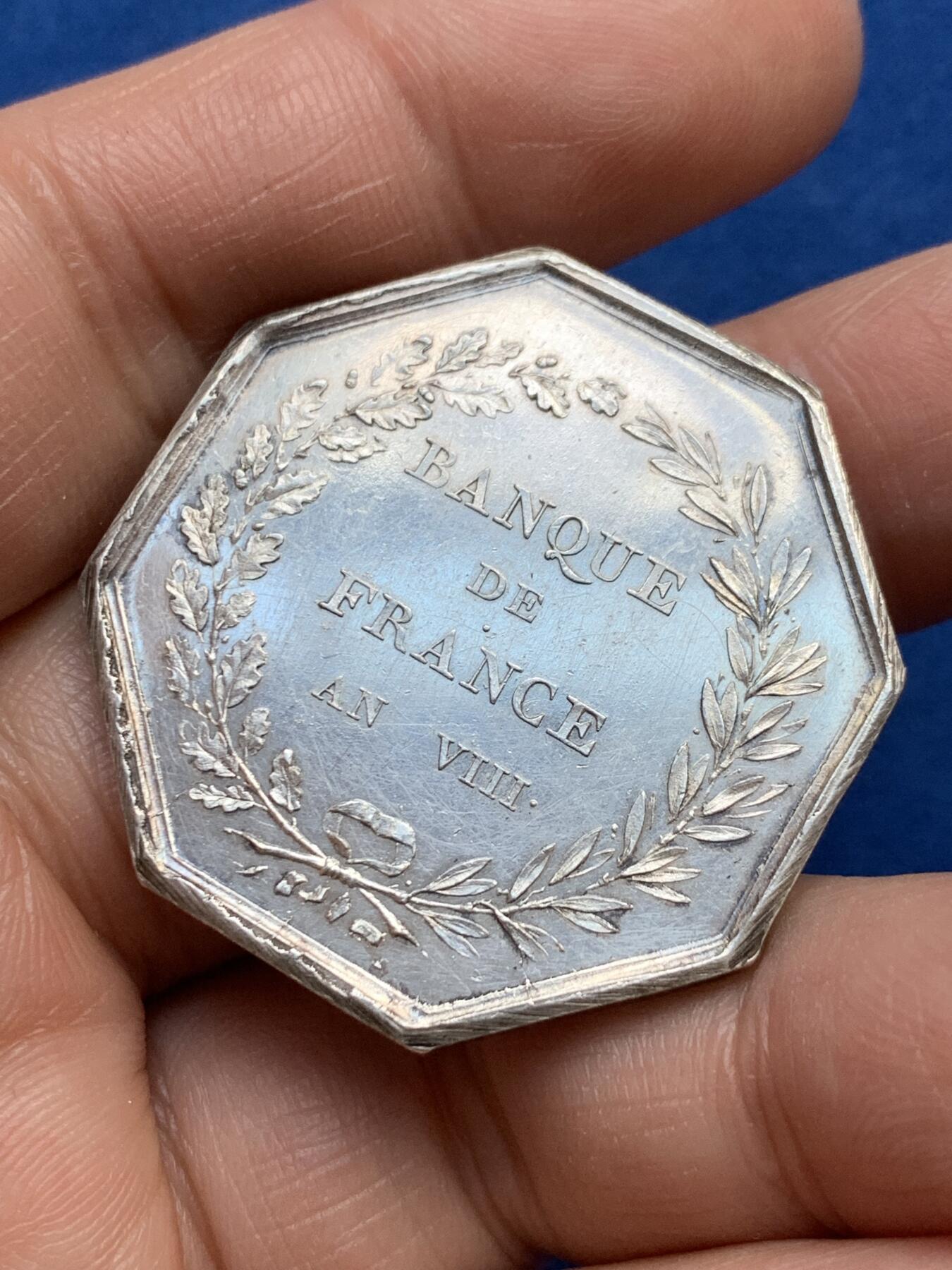 《竞宝斋》第360场 周日，周一  2场连拍 （全场包邮） 早期法兰西银行八角银代币，手指边铭银标，24.9g，36.1mm，细节见图。
