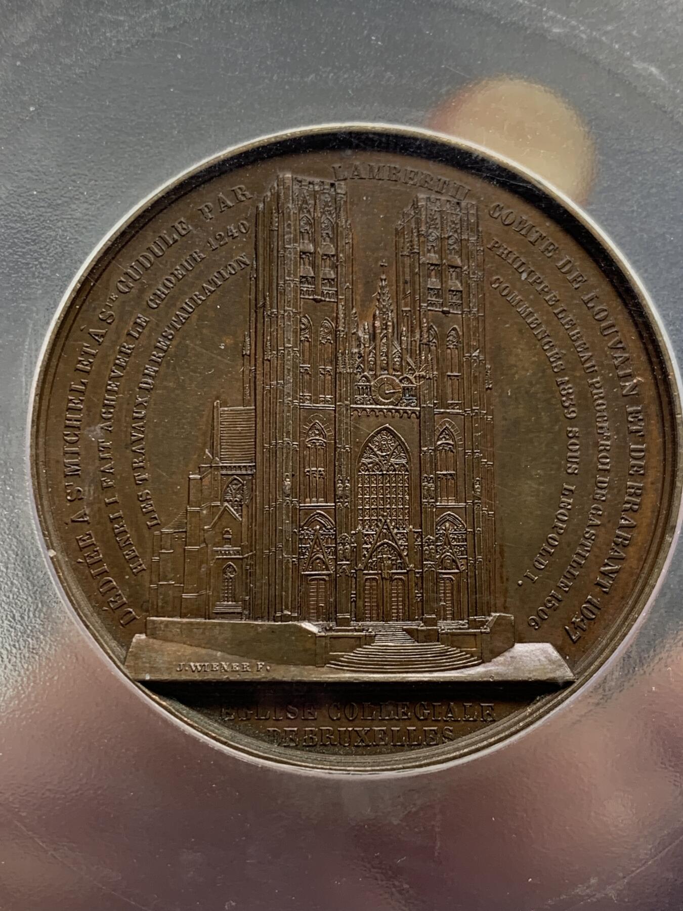 《竞宝斋》第360场 周日，周一  2场连拍 （全场包邮） PCGS SP63 比利时1845年布鲁塞尔圣米歇尔及圣古都勒大教堂纪念大铜章，高浮雕教堂细节极好，PCGS大盒封装。