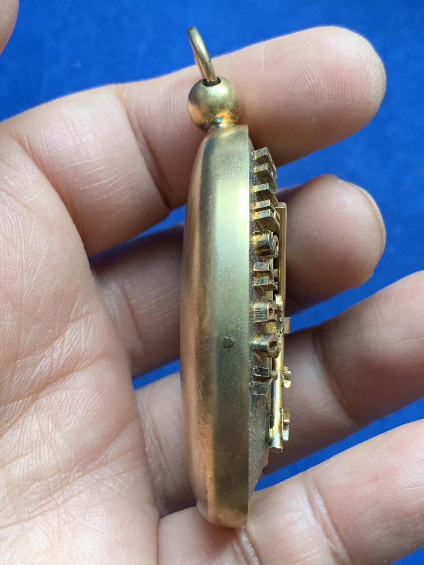 《竞宝斋》第360场 周日，周一  2场连拍 （全场包邮） 英国共济会大区会长高等级大银章，银制镀金极品五彩，背带多种标，人工蓝宝石珐琅保存得非常好，重量46.7克，官方伦敦原盒内带获得者姓名+2491编号。