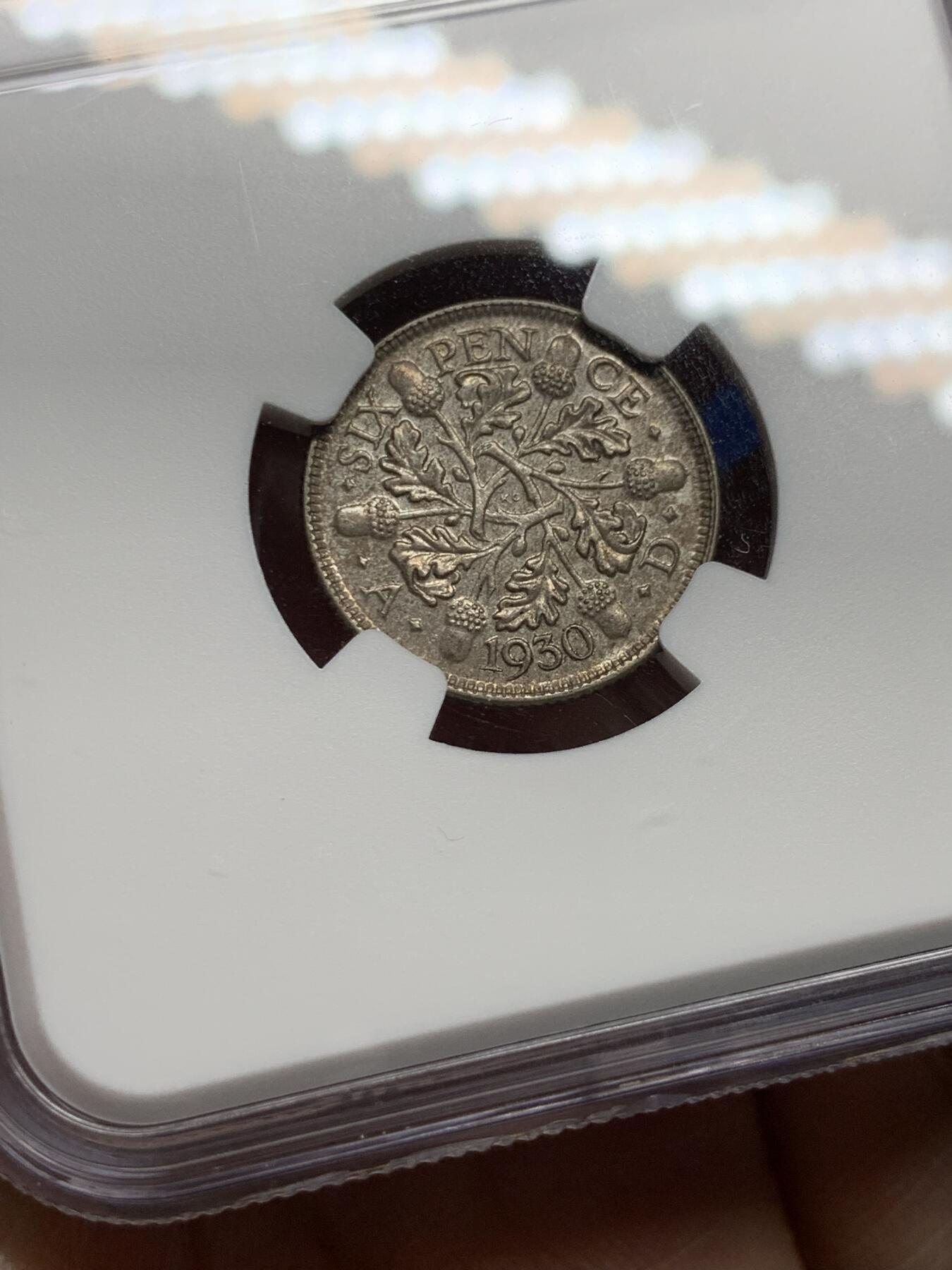 《竞宝斋》第360场 周日，周一  2场连拍 （全场包邮） NGC MS63 英国1930年乔治五世6便士银币，六浆果版。此版流通充分，高分比站狮版少见很多，记录仅4枚更高分。乔五凑套必备