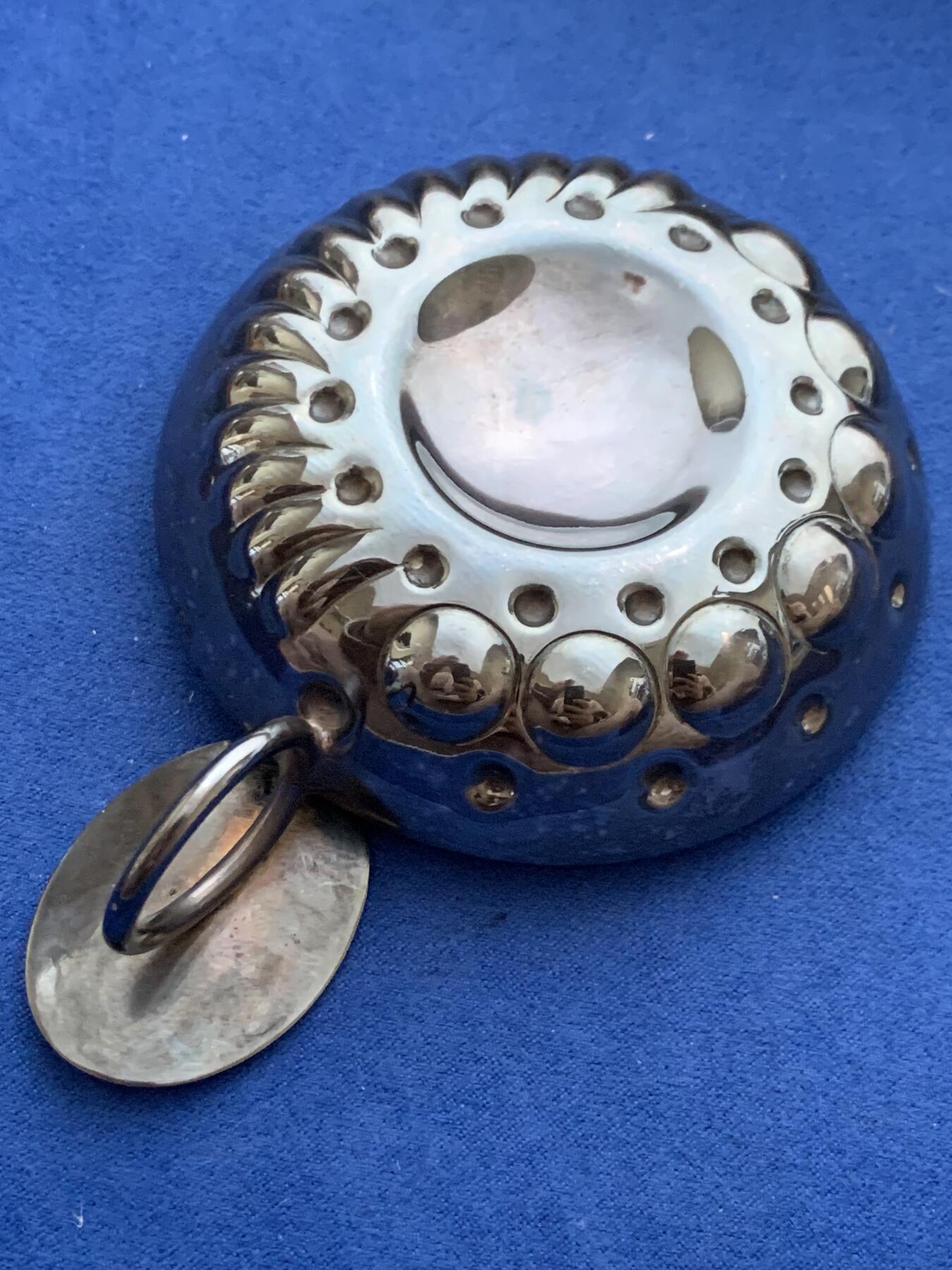 《竞宝斋》第360场 周日，周一  2场连拍 （全场包邮） 法国20世纪初葡萄酒银器，银制带标，自然氧化彩，整体做工精美无损，尺寸12cmx8.3cm，重量65克，把手带哥特体文字和人物图案少见。