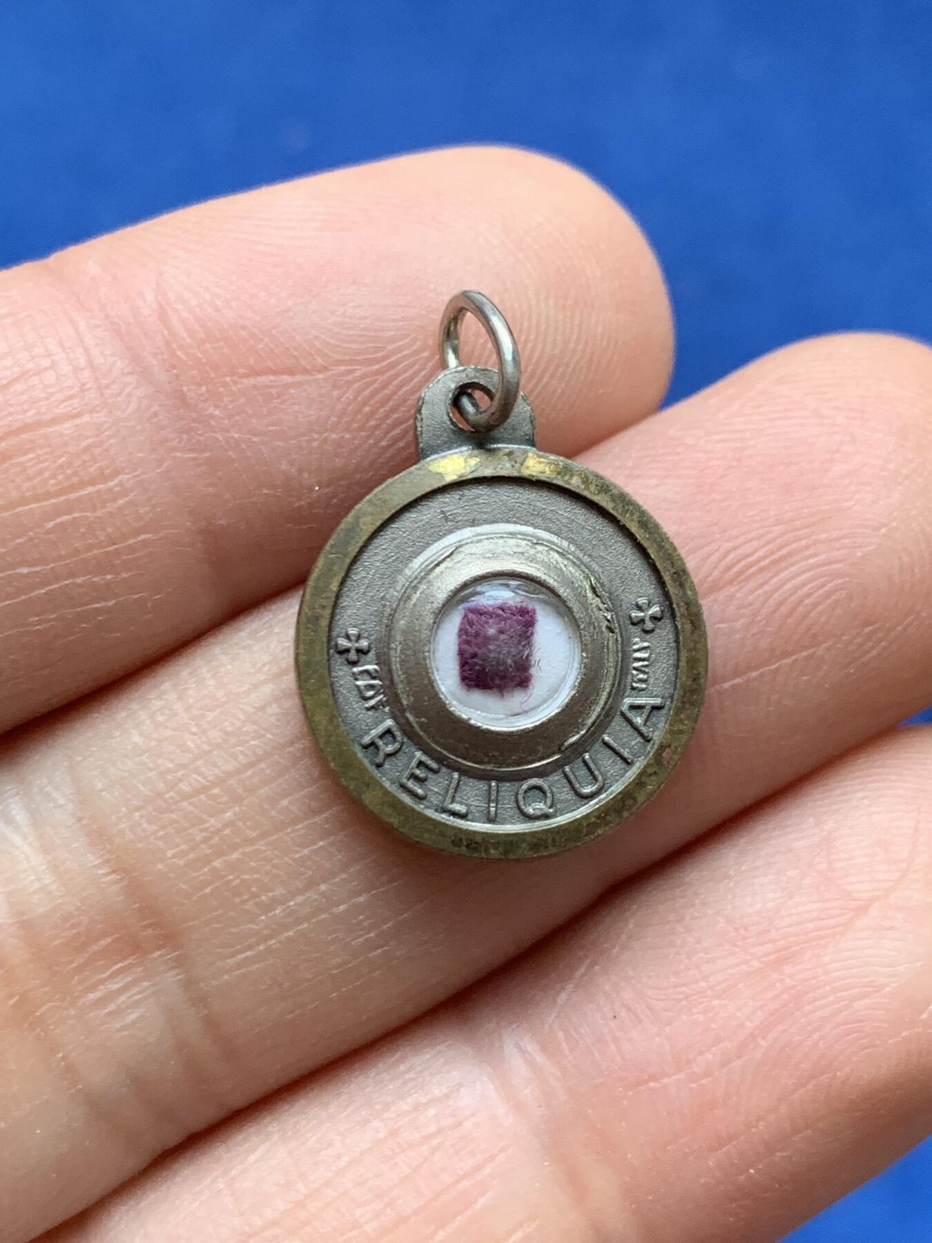 《竞宝斋》第360场 周日，周一  2场连拍 （全场包邮） 四枚一组 教皇纪念章吊坠 其中1枚背面玻璃里面有一块布 可能是教皇的恩赐 最大的1枚35mm