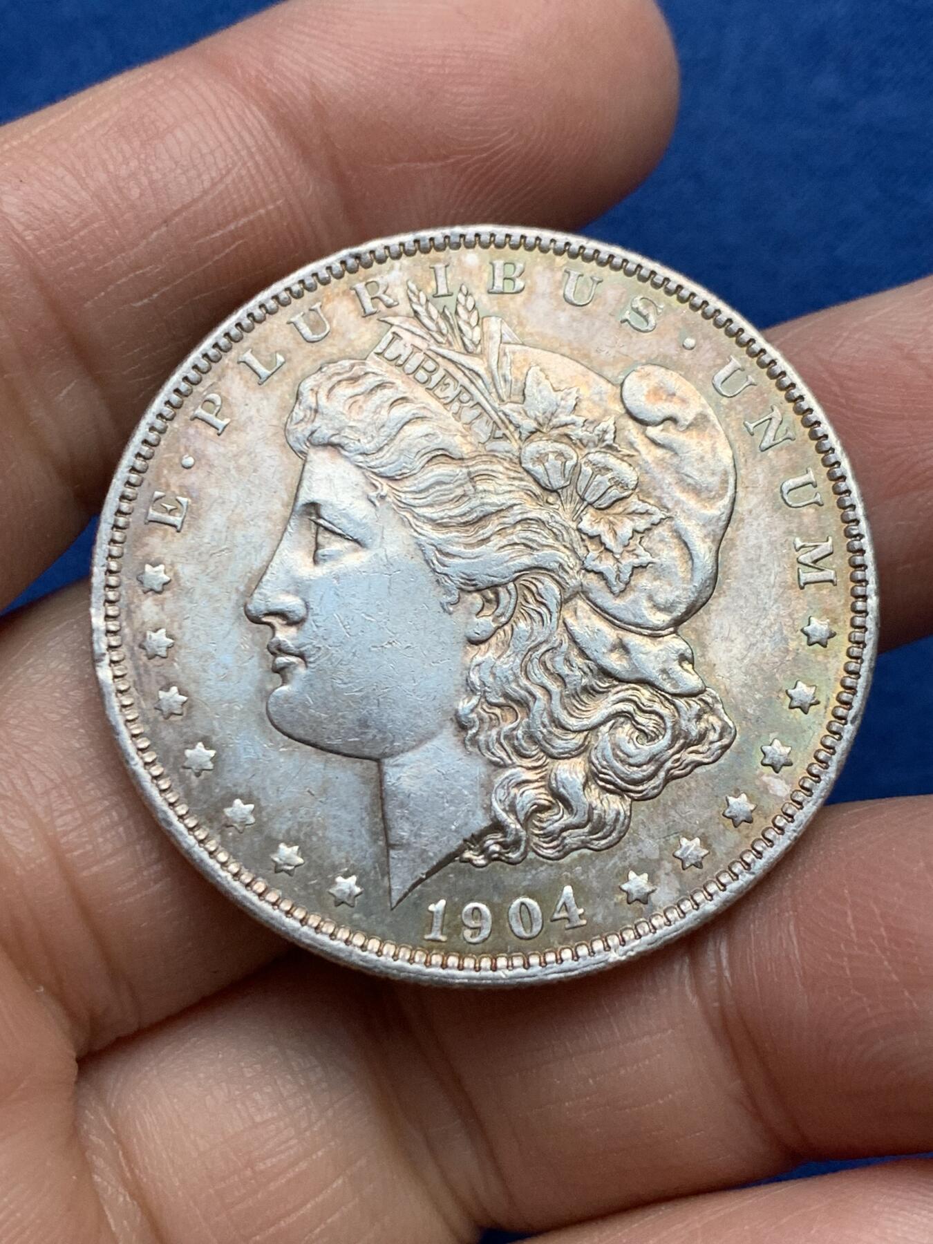 《竞宝斋》第360场 周日，周一  2场连拍 （全场包邮） 美国 1904年 O版 1美元 摩根银币 淡彩 自然生成的金彩很难得 增加美感又不掩盖底板的转光