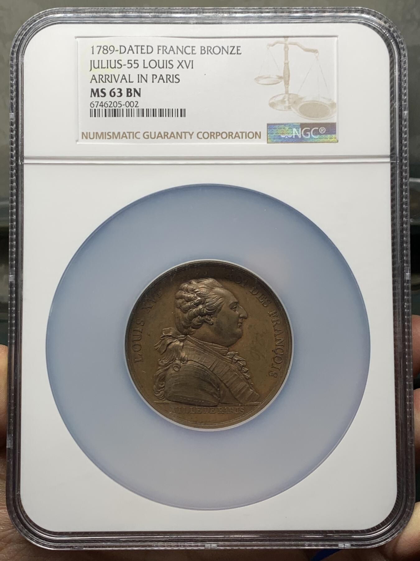 《竞宝斋》第360场 周日，周一  2场连拍 （全场包邮） NGC MS63BN 高分 1789年原铸，路易十六抵达巴黎(1789路易十六出逃事件），历史细节满满，不容错过的好章，值得收藏。正面图案路易十六半身像，签名：B.DUVIVIER.F。背面图案是路易十六全身像，紧随其后的是皇后玛丽-安托瓦内特牵着王太子的手，由巴黎领导人带往豪华酒店杜乐丽。