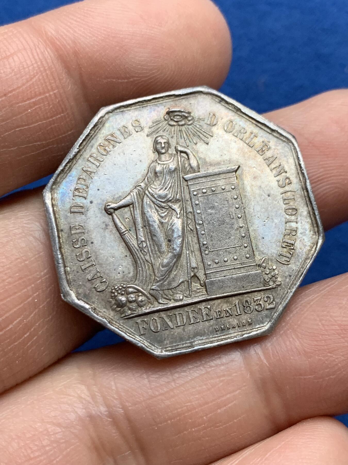 《竞宝斋》第360场 周日，周一  2场连拍 （全场包邮） 法国奥尔良卢瓦雷省储蓄银行纪念八角银质代币，31mm，12.9克，烟斗AR边铭。