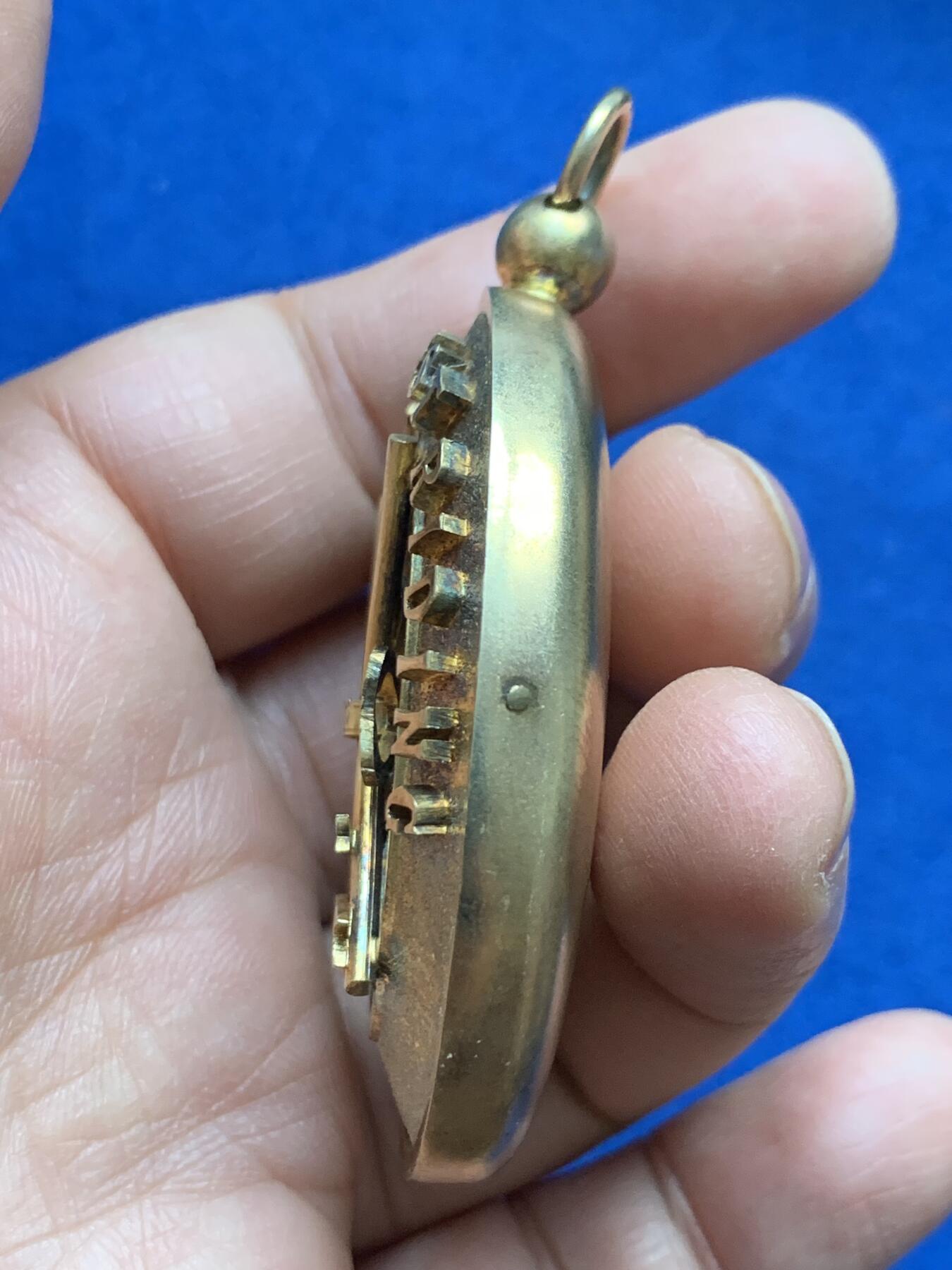 《竞宝斋》第360场 周日，周一  2场连拍 （全场包邮） 英国共济会大区会长高等级大银章，银制镀金极品五彩，背带多种标，人工蓝宝石珐琅保存得非常好，重量46.7克，官方伦敦原盒内带获得者姓名+2491编号。