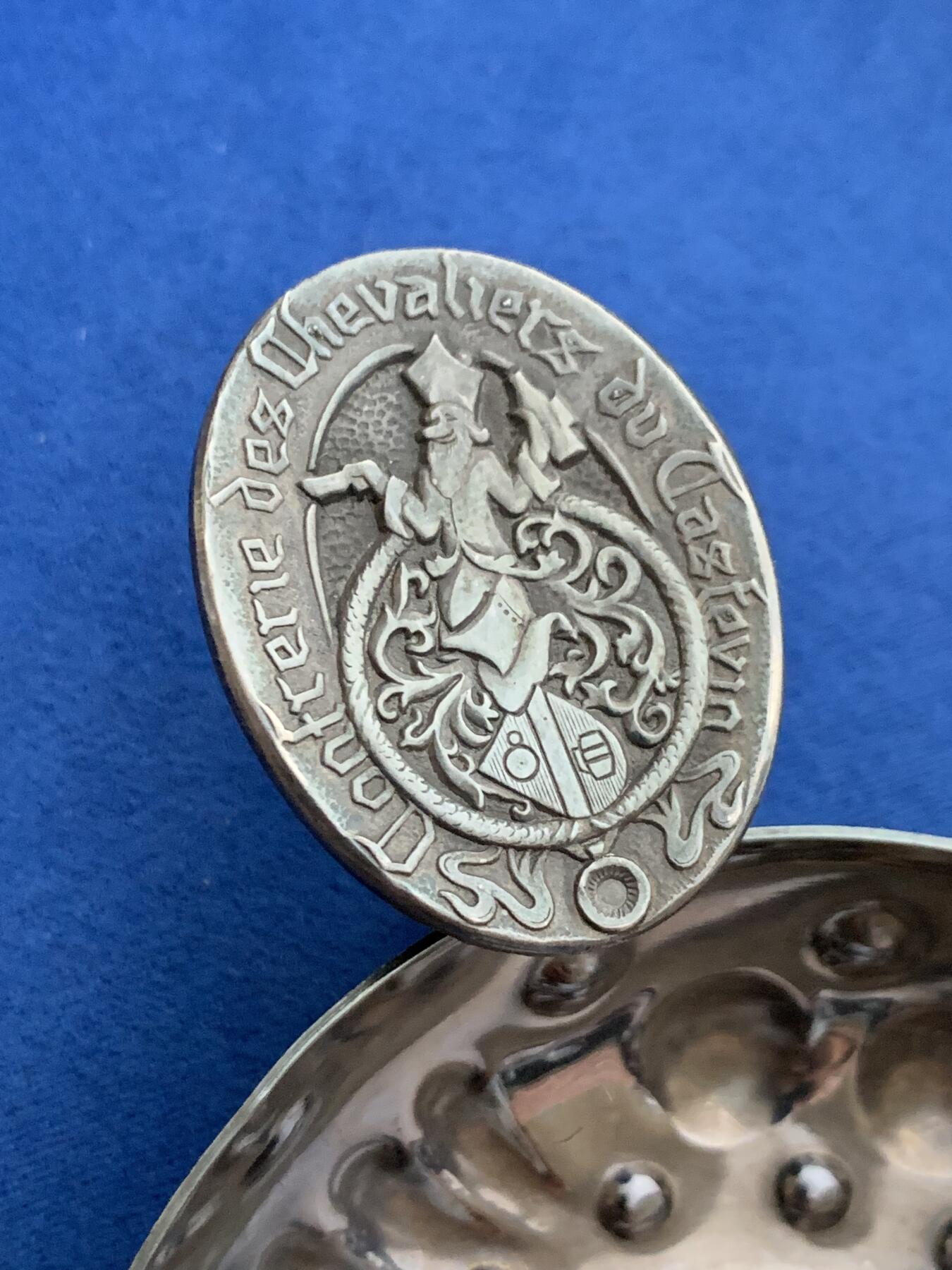 《竞宝斋》第360场 周日，周一  2场连拍 （全场包邮） 法国20世纪初葡萄酒银器，银制带标，自然氧化彩，整体做工精美无损，尺寸12cmx8.3cm，重量65克，把手带哥特体文字和人物图案少见。