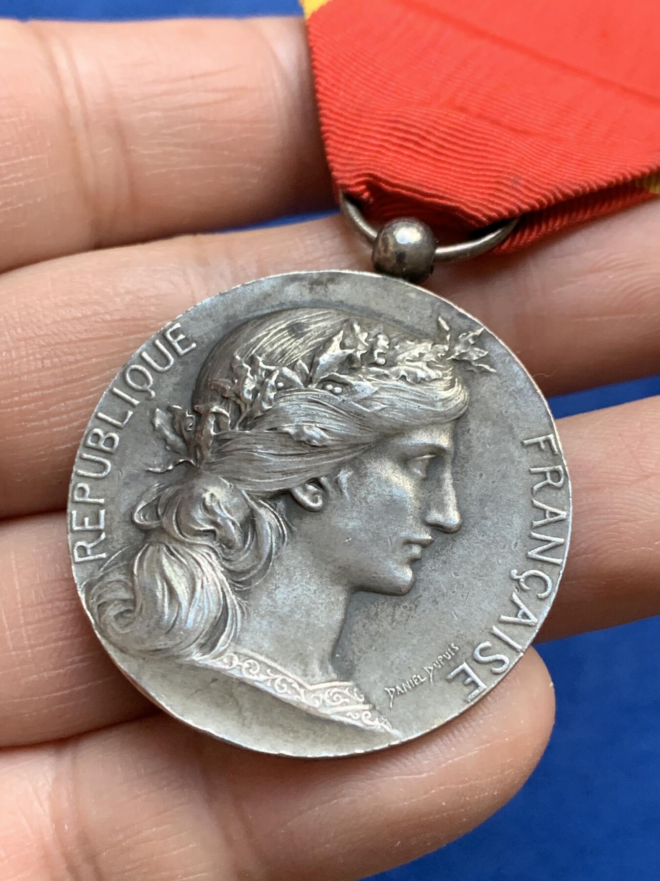 《竞宝斋》第360场 周日，周一  2场连拍 （全场包邮） 法国玛丽安娜纪念银章 950银，丰饶角，不含绶带23克。根据作者生卒推测为20世纪初的作品