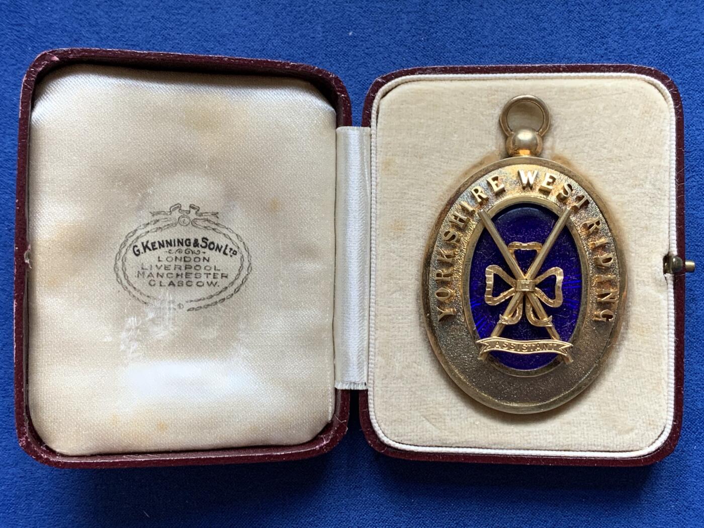 《竞宝斋》第360场 周日，周一  2场连拍 （全场包邮） 英国共济会大区会长高等级大银章，银制镀金极品五彩，背带多种标，人工蓝宝石珐琅保存得非常好，重量46.7克，官方伦敦原盒内带获得者姓名+2491编号。