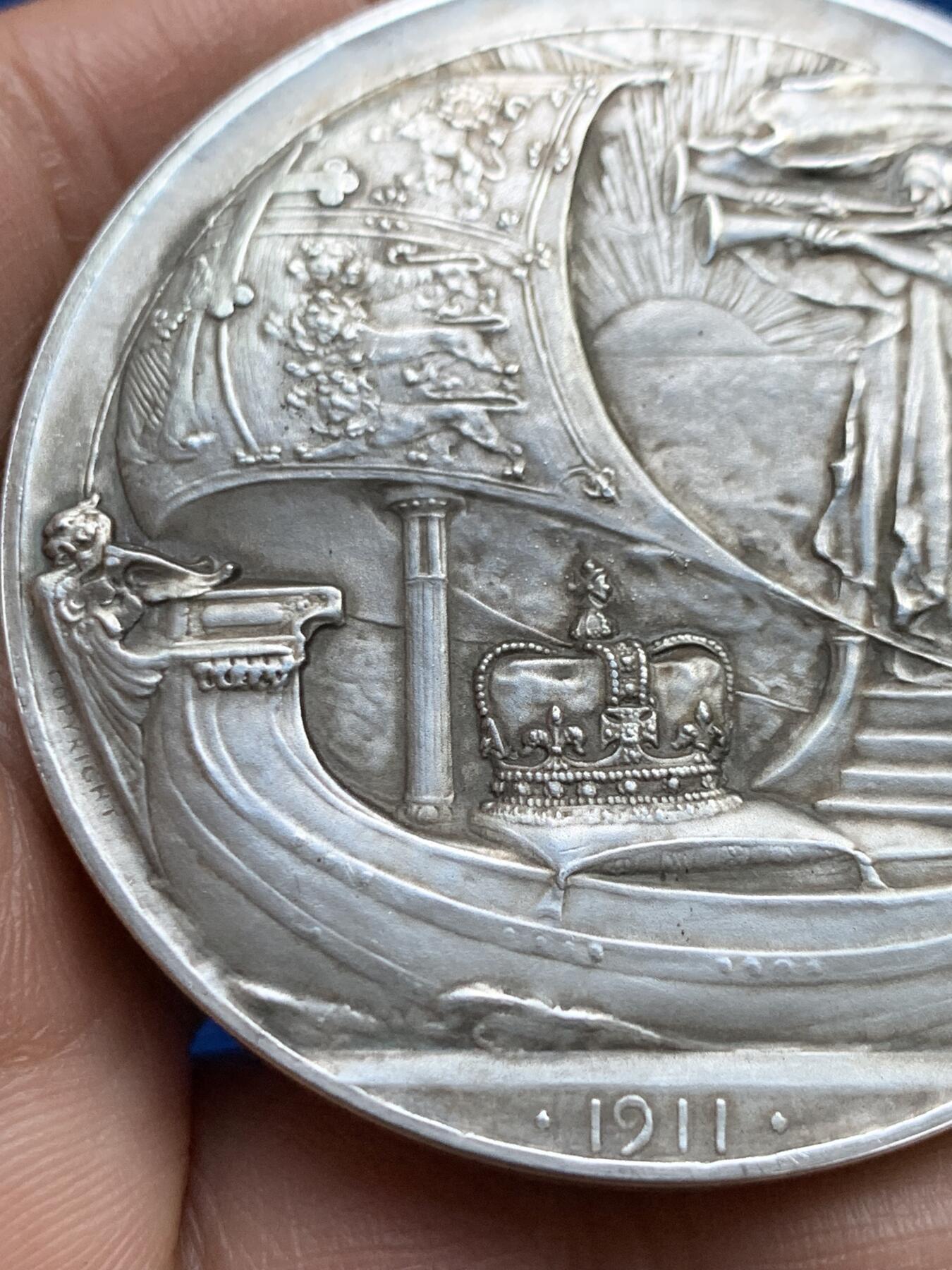 《竞宝斋》第360场 周日，周一  2场连拍 （全场包邮） 乔治五世1911年加冕大银章，51.8mm，73.1克，大银章少见，带原盒