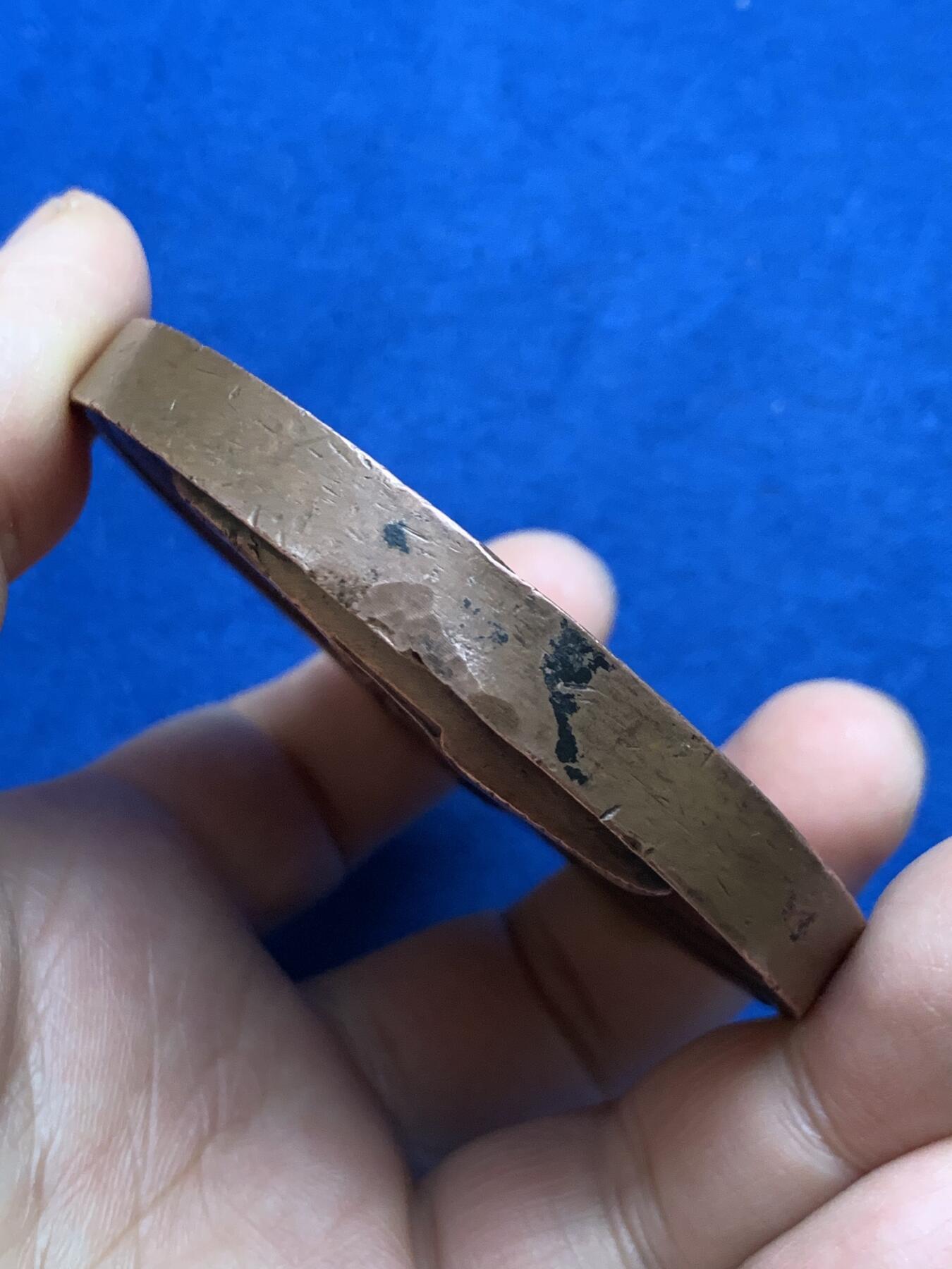 《竞宝斋》第360场 周日，周一  2场连拍 （全场包邮） 比利时王国1843年铁路开通纪念铜章，1843年（MDCCCXLIII）为纪念韦尔维耶至亚琛铁路开通而铸造发行的铜章，红铜材质，尺寸大而厚重，数据约为：72*7.5毫米，223.5克。正面：比利时第一代国王利奥波德一世。背面：手持盾牌象征“比法德”三国的希腊化女神像，下方2位手持酒罐和羽毛的希腊化男神像，两侧为商业之神墨丘利的双蛇权杖，背景图为火车通过的景观图。上方铭文大意“战争使人离散，和平让人