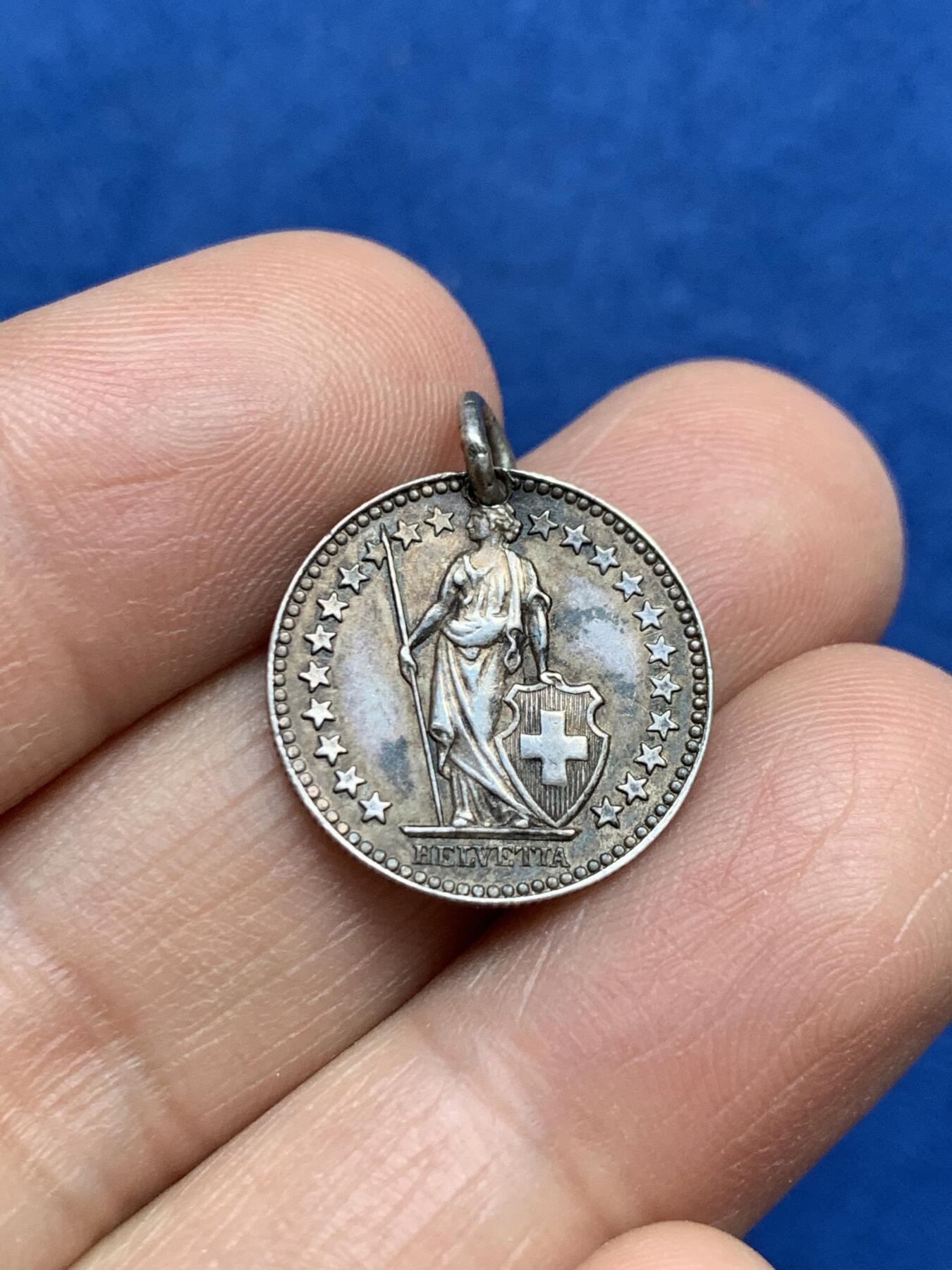 《竞宝斋》第360场 周日，周一  2场连拍 （全场包邮） 瑞士1/2法郎银质吊坠 背面带1888手工刻字 1.8克 18.1mm