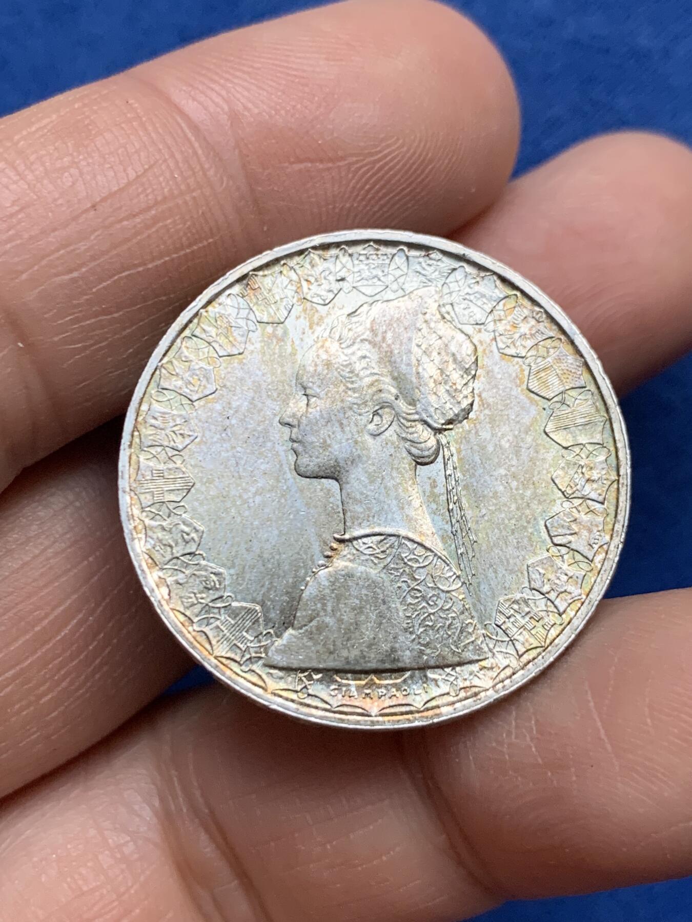 《竞宝斋》第360场 周日，周一  2场连拍 （全场包邮） 意大利1960年帆船少女500里拉银币 细节极好 淡彩包浆