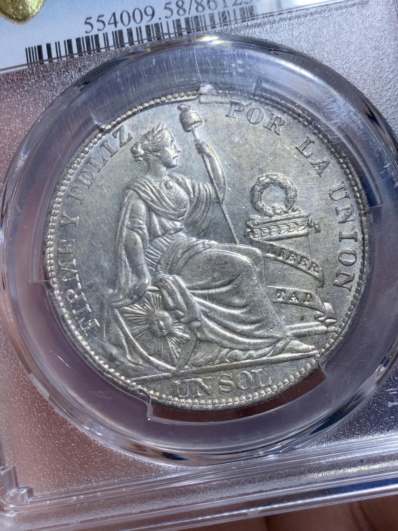 《竞宝斋》第360场 周日，周一  2场连拍 （全场包邮） PCGS AU58 秘鲁1915年坐人女神大银币，900高银版，镜面光感背带淡黄油光，状态很不错。