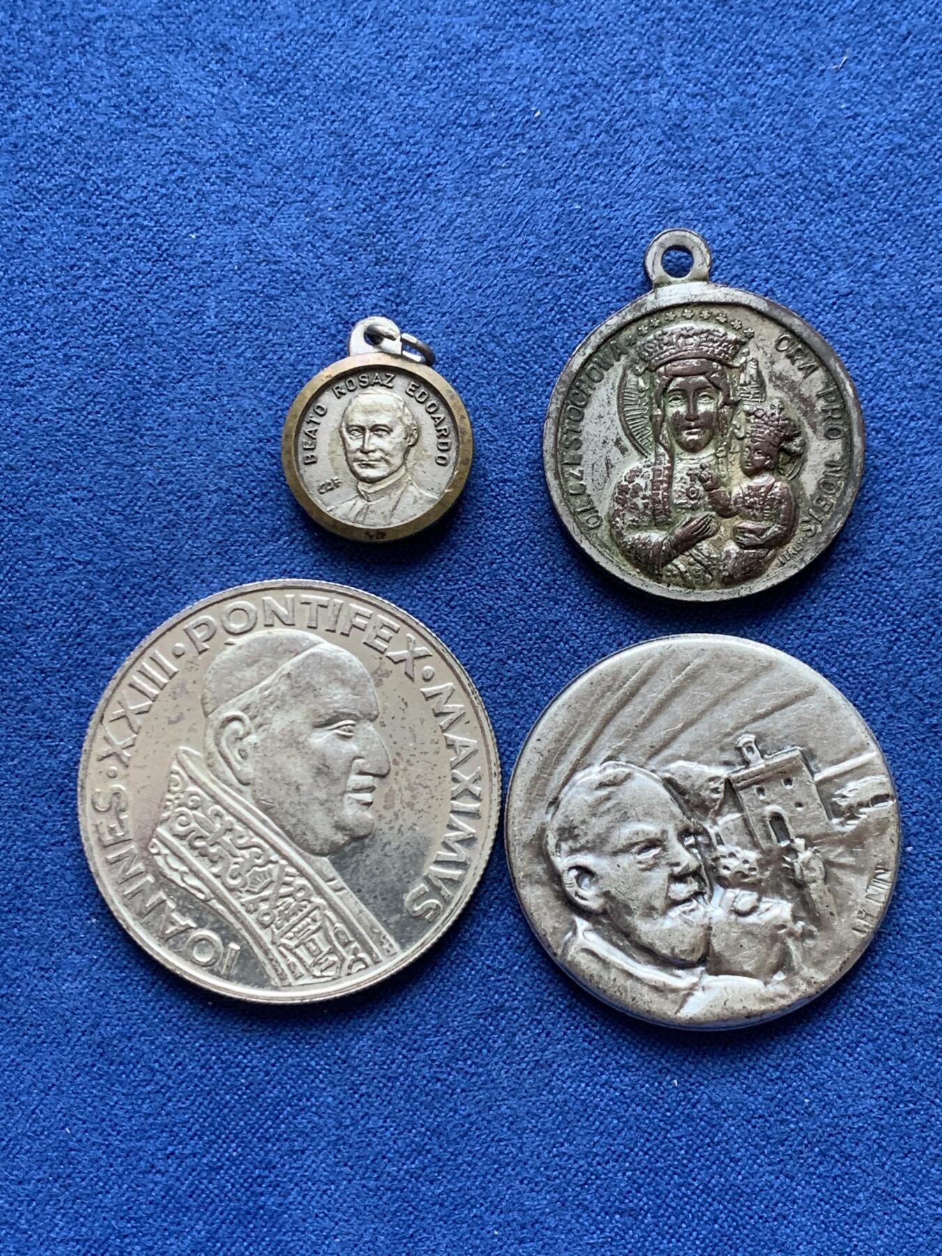 《竞宝斋》第360场 周日，周一  2场连拍 （全场包邮） 四枚一组 教皇纪念章吊坠 其中1枚背面玻璃里面有一块布 可能是教皇的恩赐 最大的1枚35mm
