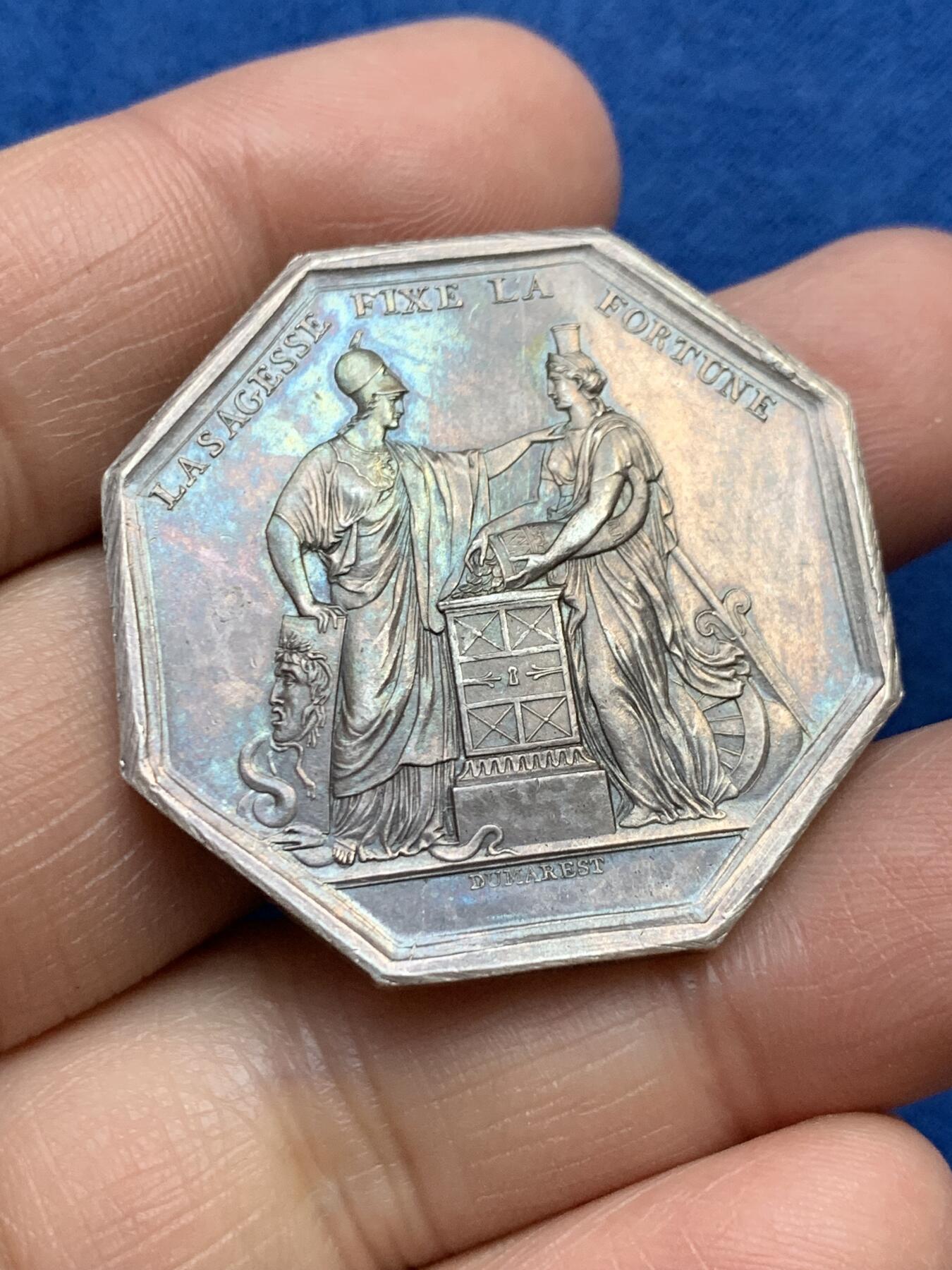 《竞宝斋》第360场 周日，周一  2场连拍 （全场包邮） 早期法兰西银行八角银代币，手指边铭银标，24.9g，36.1mm，细节见图。