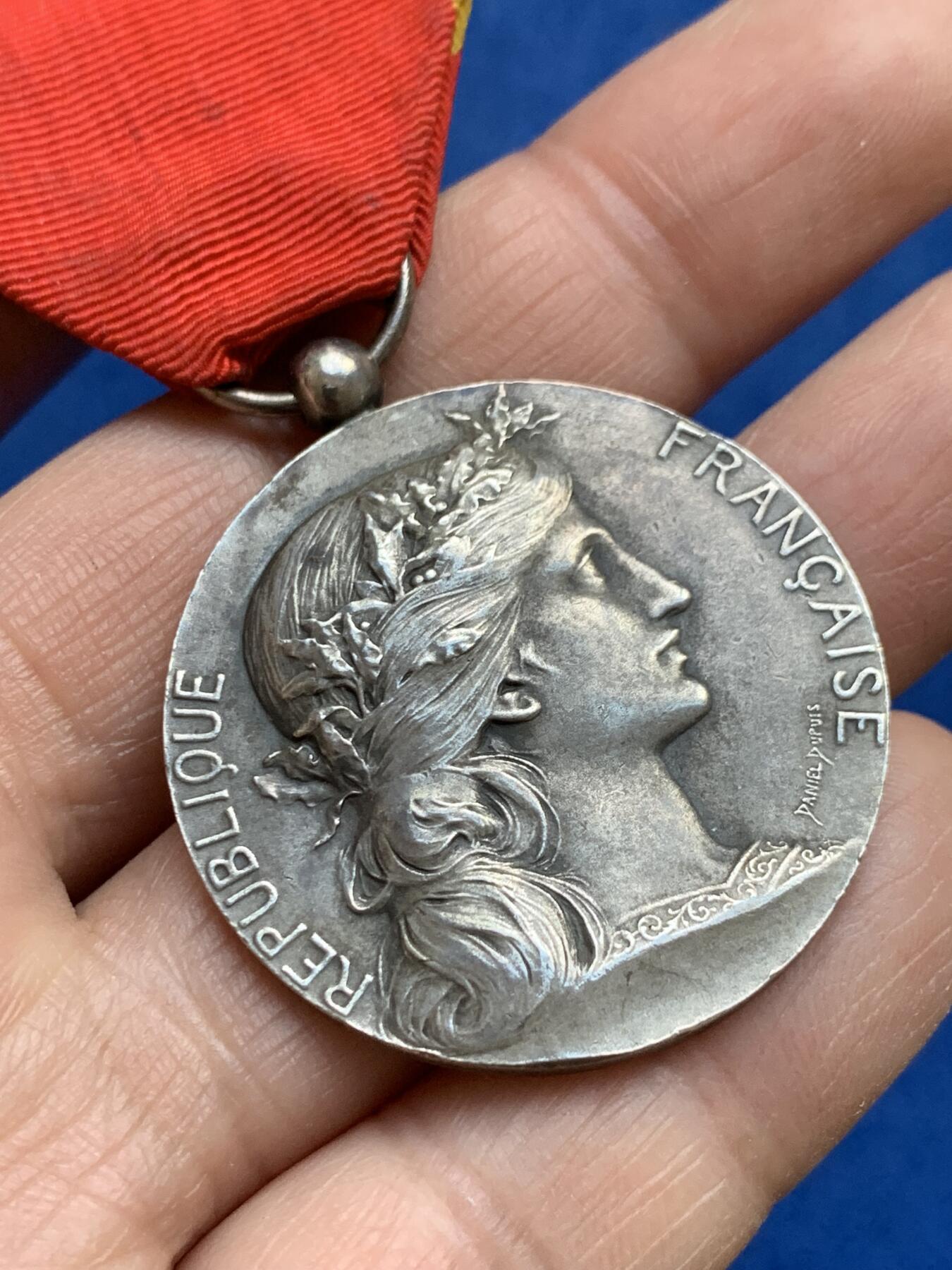 《竞宝斋》第360场 周日，周一  2场连拍 （全场包邮） 法国玛丽安娜纪念银章 950银，丰饶角，不含绶带23克。根据作者生卒推测为20世纪初的作品