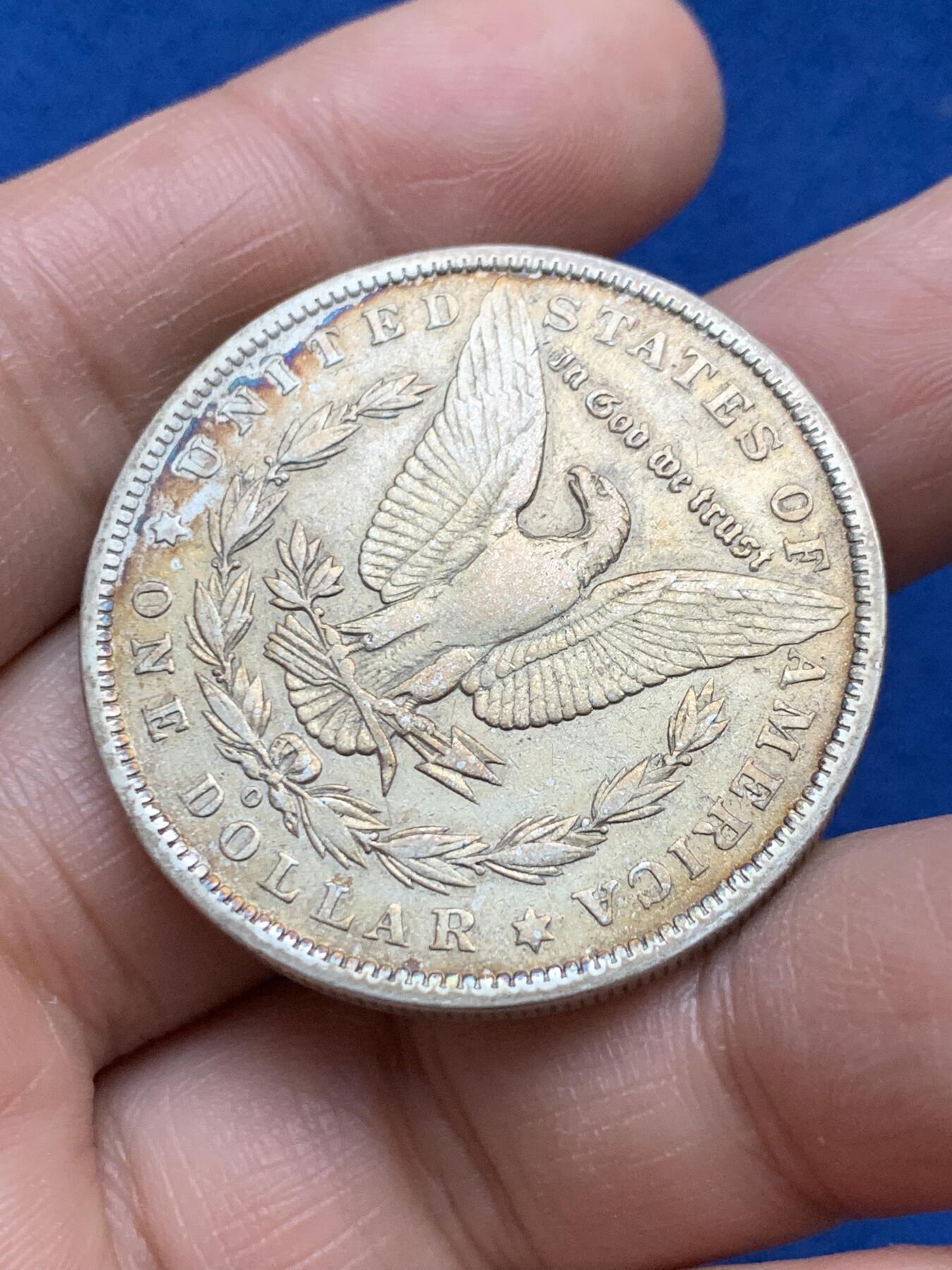 《竞宝斋》第360场 周日，周一  2场连拍 （全场包邮） 两枚一组 美国摩根1美元银币，味道都非常不错。一枚1921年的，惊艳的孔雀蓝和橙红色基底的五彩包浆；一枚1889的，金色五彩包浆。